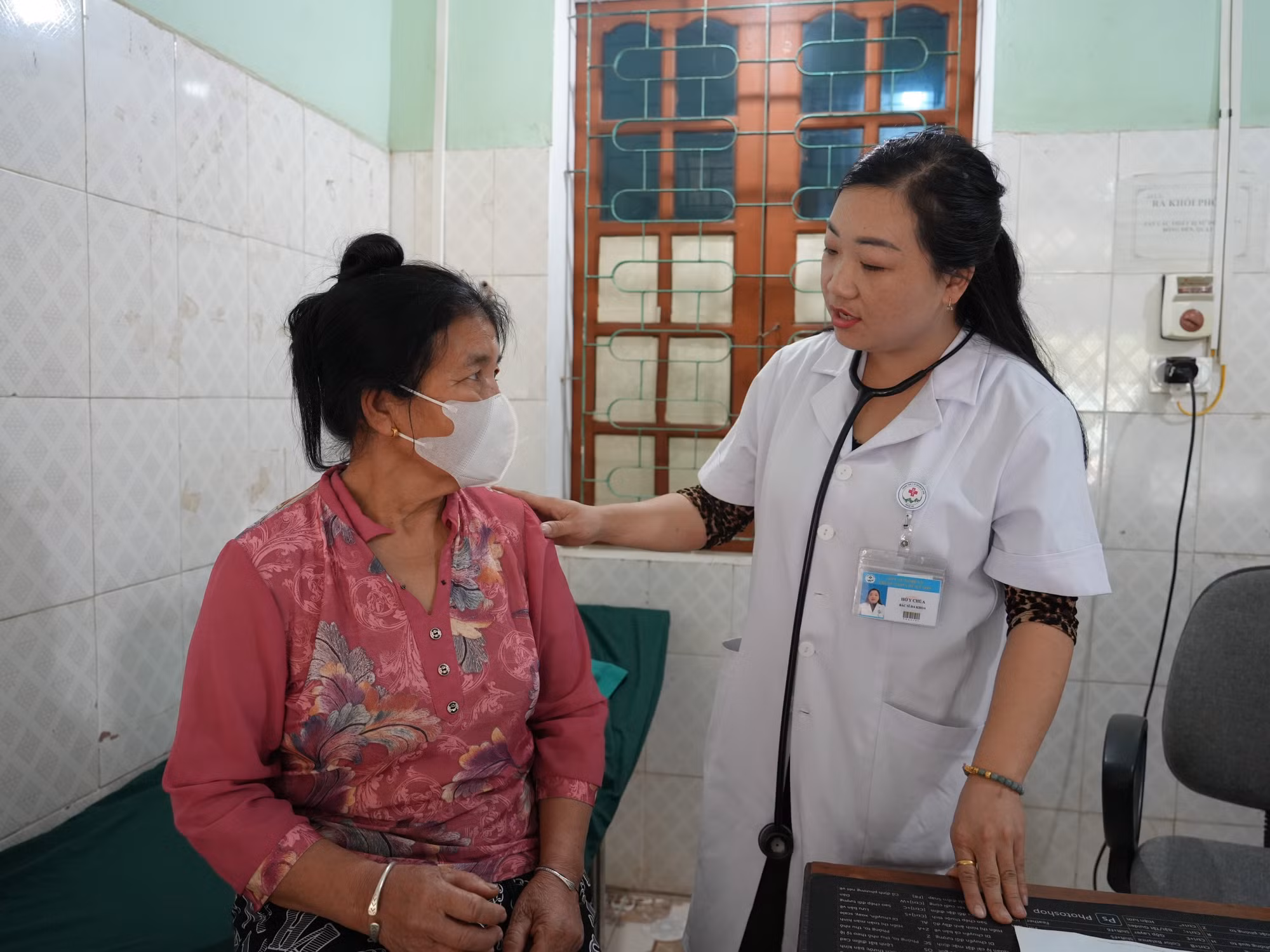 Với chuyên môn vững vàng, tác phong chuyên nghiệp và sự điềm đạm, bác sĩ Hờ Y Chùa lại thầm lặng cống hiến tại Khoa Khám bệnh, Trung tâm Y tế Kỳ Sơn, trở thành điểm tựa tin cậy của bà con dân tộc thiểu số nơi đây.