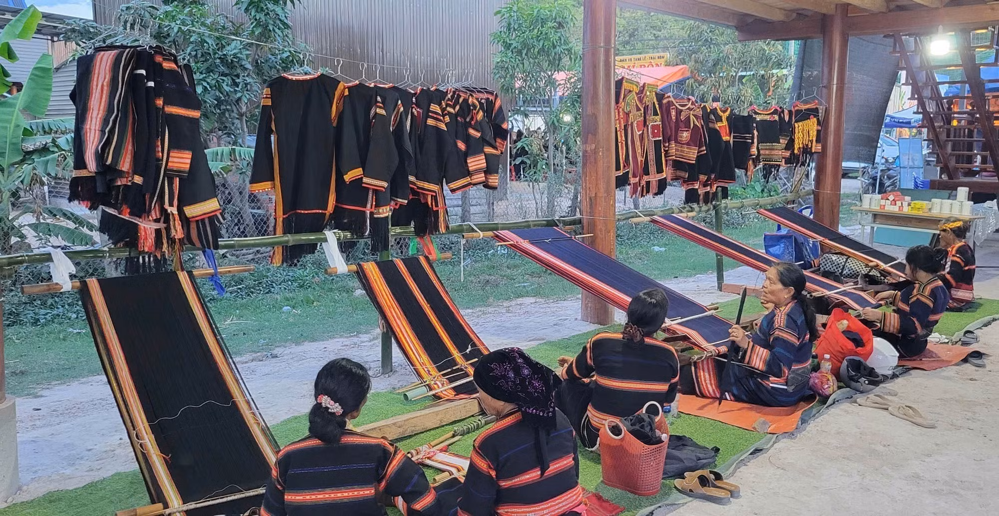Không gian dệt thổ cẩm của các nghệ nhân Jrai cũng là điểm nhấn thu hút du khách đến tìm hiểu và trải nghiệm.