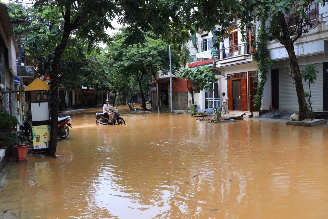 Một số vị trí tại các tuyến đường ở thành phố Yên Bái vẫn ngập sâu dù đã tạnh mưa gần 2 giờ. Ảnh: Đinh Thùy/TTXVN