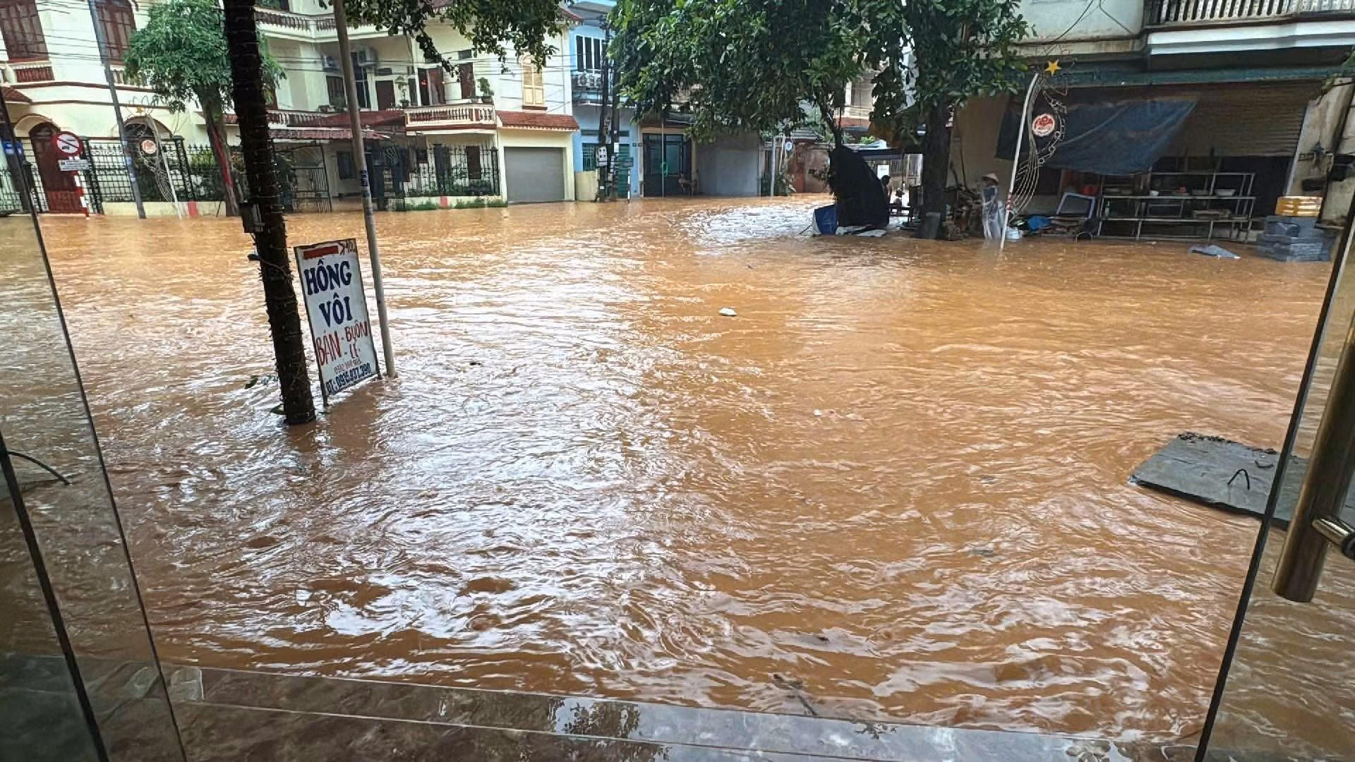 Đường Kim Đồng, phường Minh Tân, thành phố Yên Bái vẫn ngập sâu dù mưa đã tạnh gần 2 giờ. Ảnh: Đinh Thùy/TTXVN