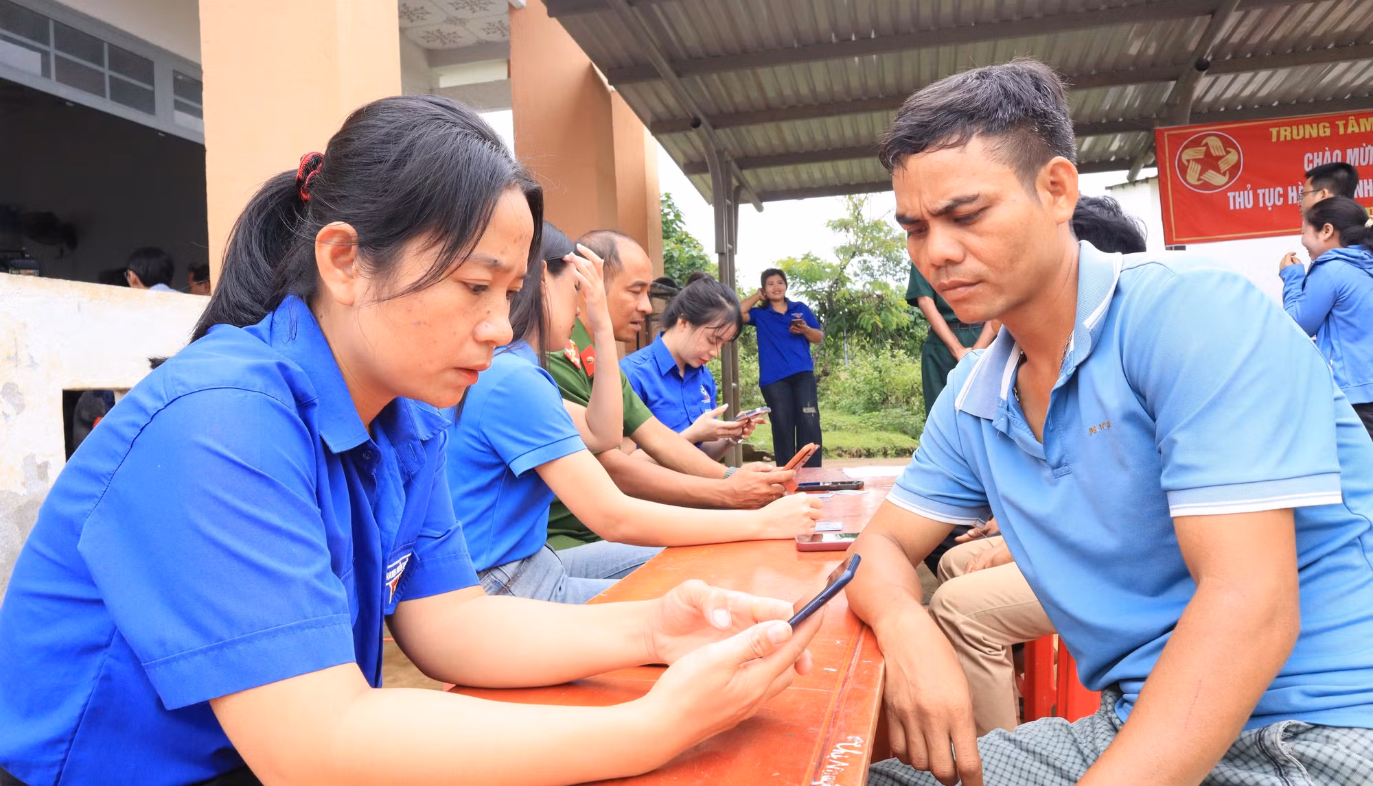Người dân với mô hình giải quyết thủ tục hành chính lưu động tại xã Bù Đăng, tỉnh Đồng Nai.