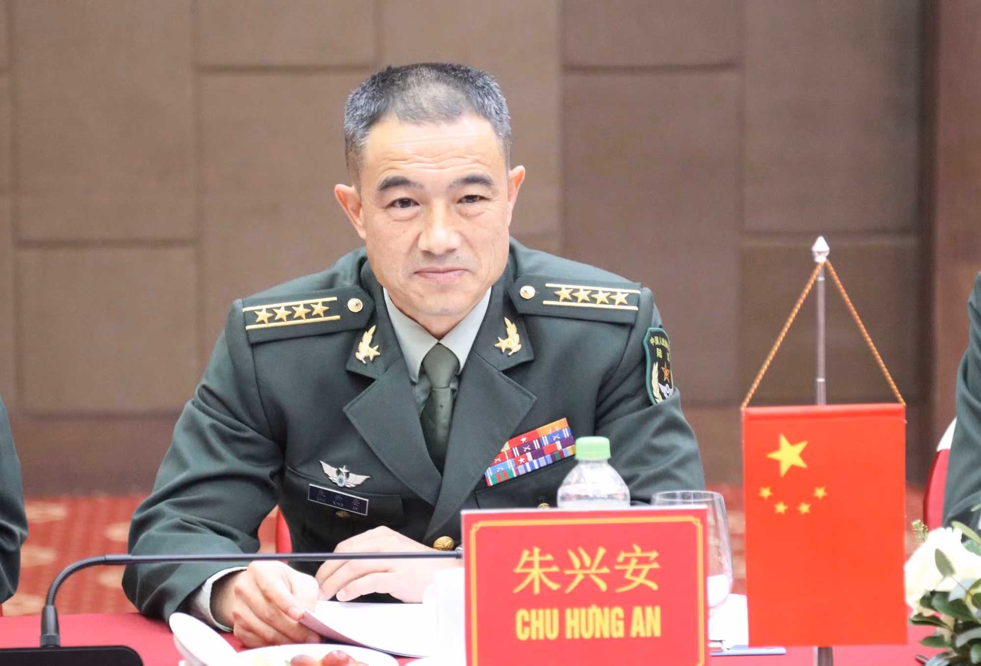 Đại tá Chu Hưng An, Bộ đội trưởng Bộ đội biên phòng địa khu Quảng Tây, Trưởng đoàn phía Trung Quốc dự hội đàm.