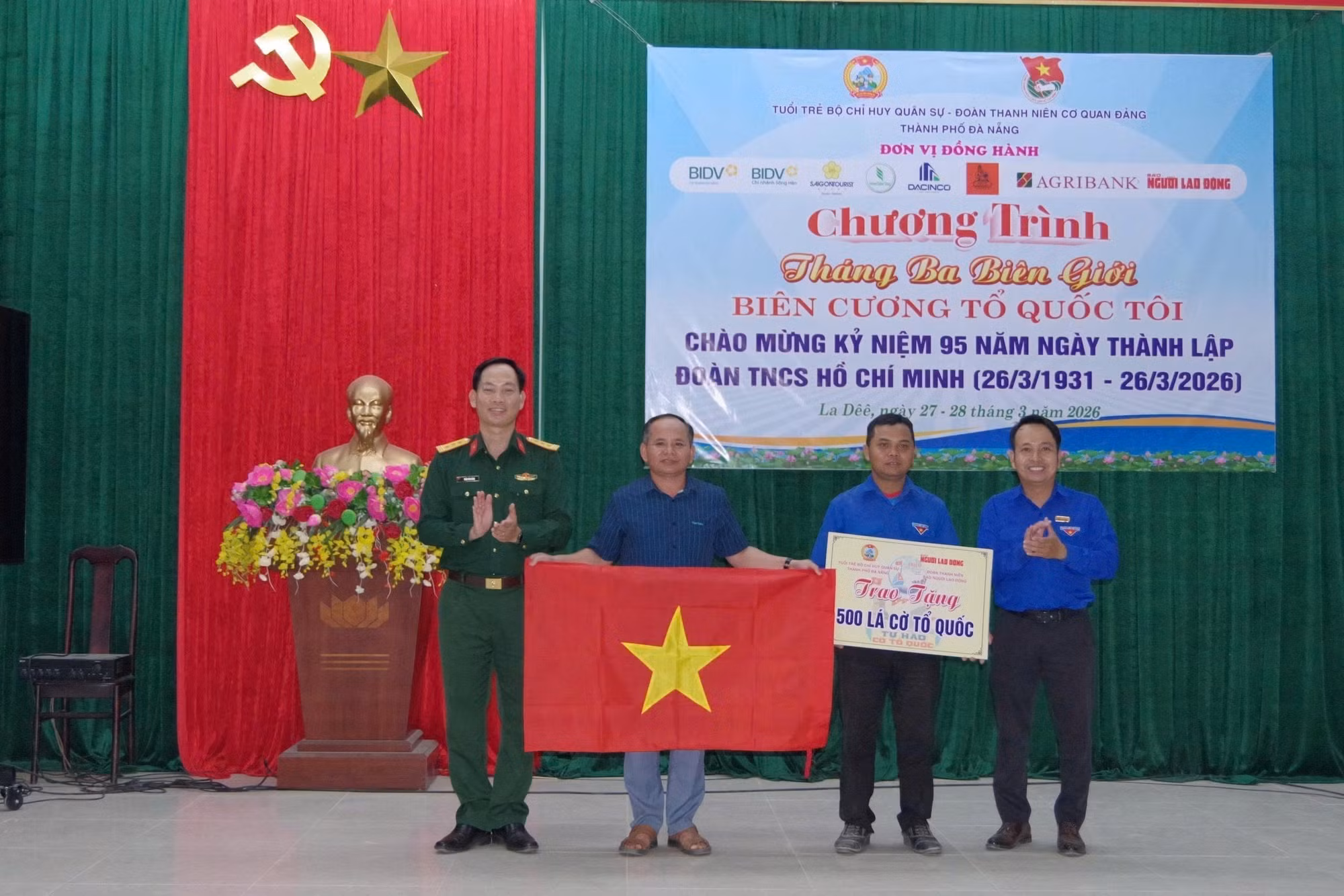 Bộ Chỉ huy Quân sự thành phố Đà Nẵng trao tặng quà người dân ở xã biên giới La Dêê (thành phố Đà Nẵng) tại chương trình “Tháng Ba biên giới”. Ảnh: TTXVN phát