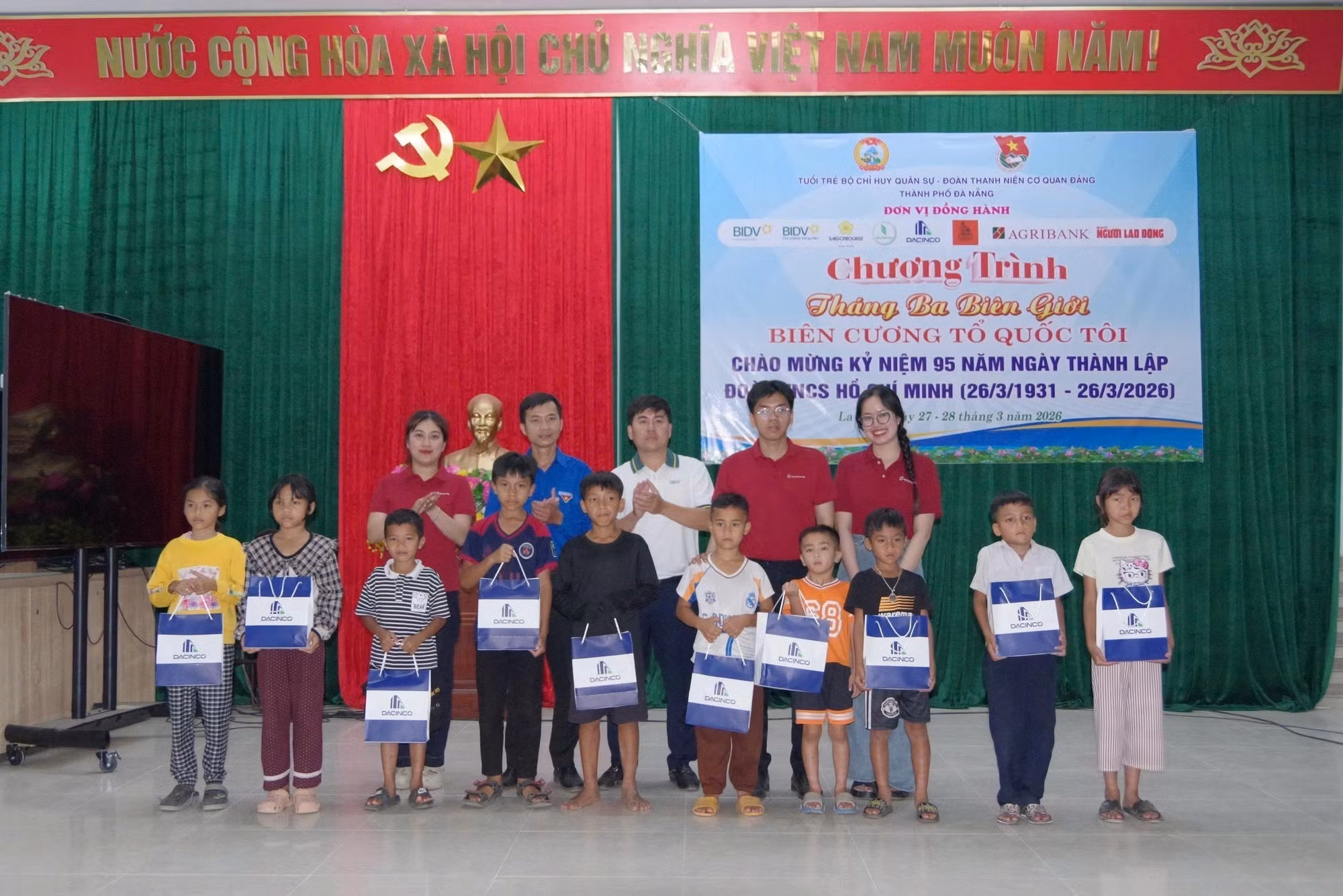 Tuổi trẻ Bộ Chỉ huy Quân sự thành phố Đà Nẵng trao tặng quà cho trẻ em có hoàn cảnh khó khăn ở xã biên giới La Dêê (thành phố Đà Nẵng) tại chương trình “Tháng Ba biên giới”. Ảnh: TTXVN phát