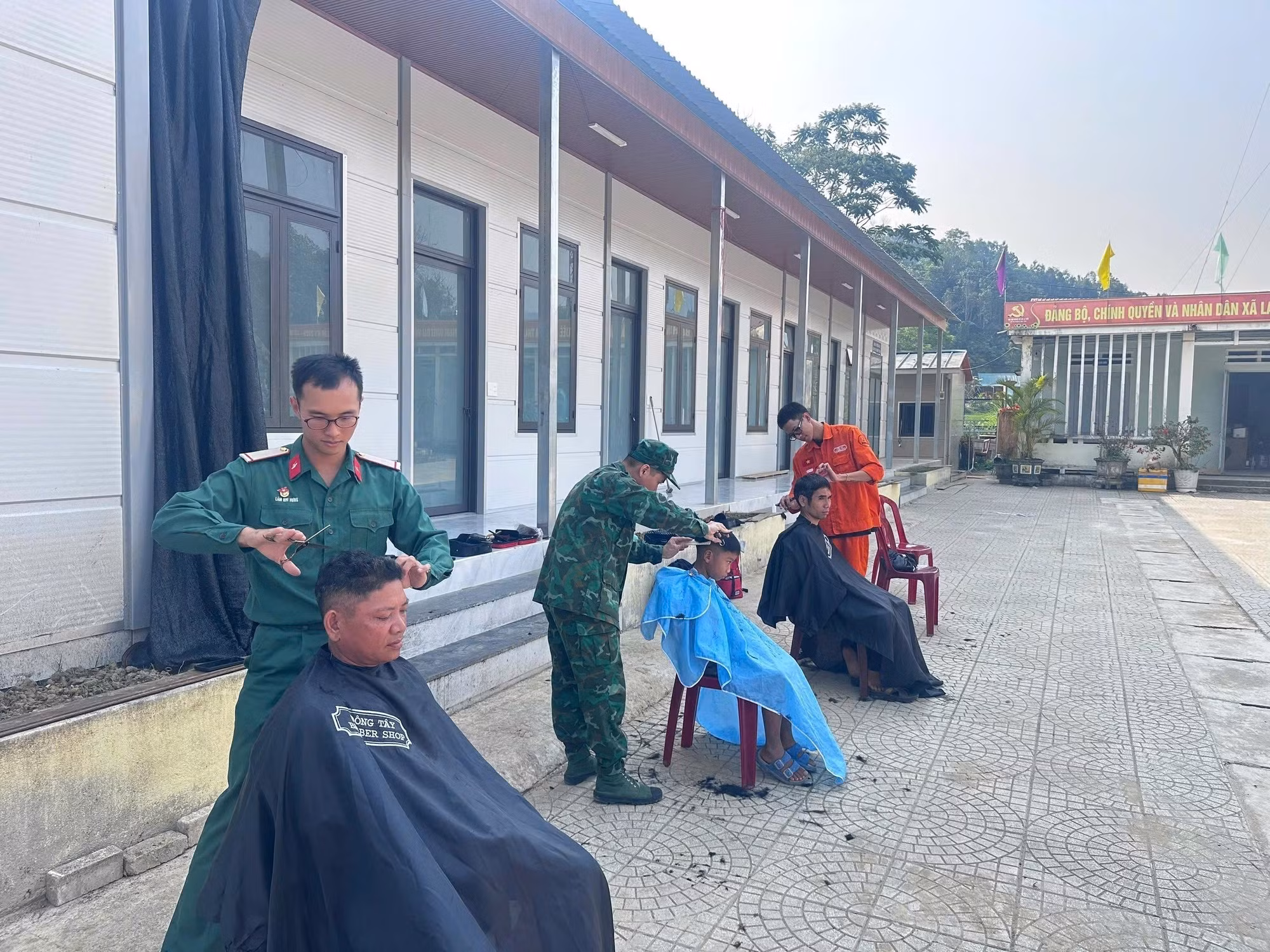Tuổi trẻ Bộ Chỉ huy Quân sự thành phố Đà Nẵng tổ chức cắt tóc miễn phí cho bà con xã biên giới La Dêê, thành phố Đà Nẵng tại chương trình “Tháng Ba biên giới”. Ảnh: TTXVN phát
