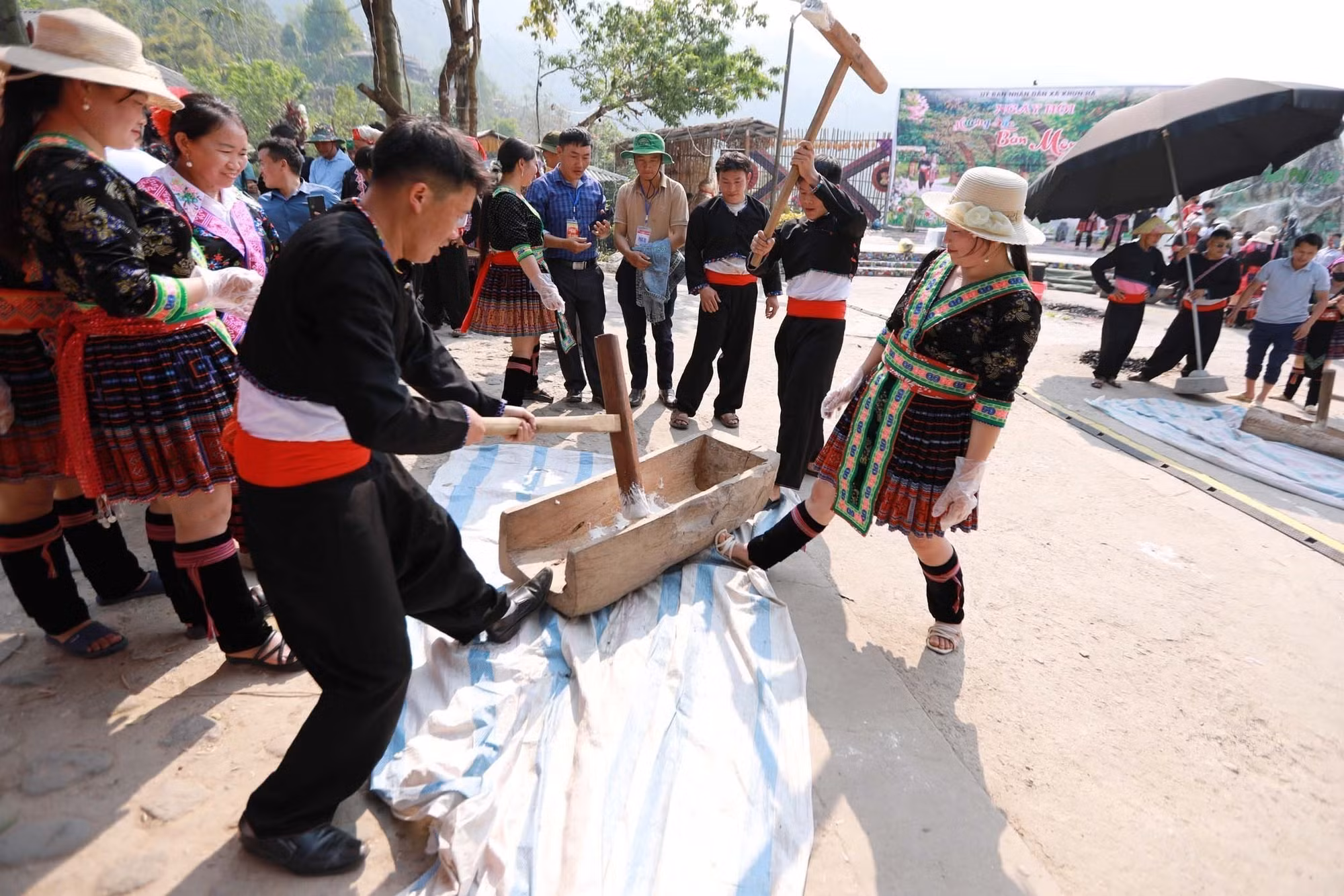 Các thành viên trong đội mỗi người một việc ai cũng mong xôi giã nhiễn để làm bánh cho kịp thời gian do ban tổ chức quy định.