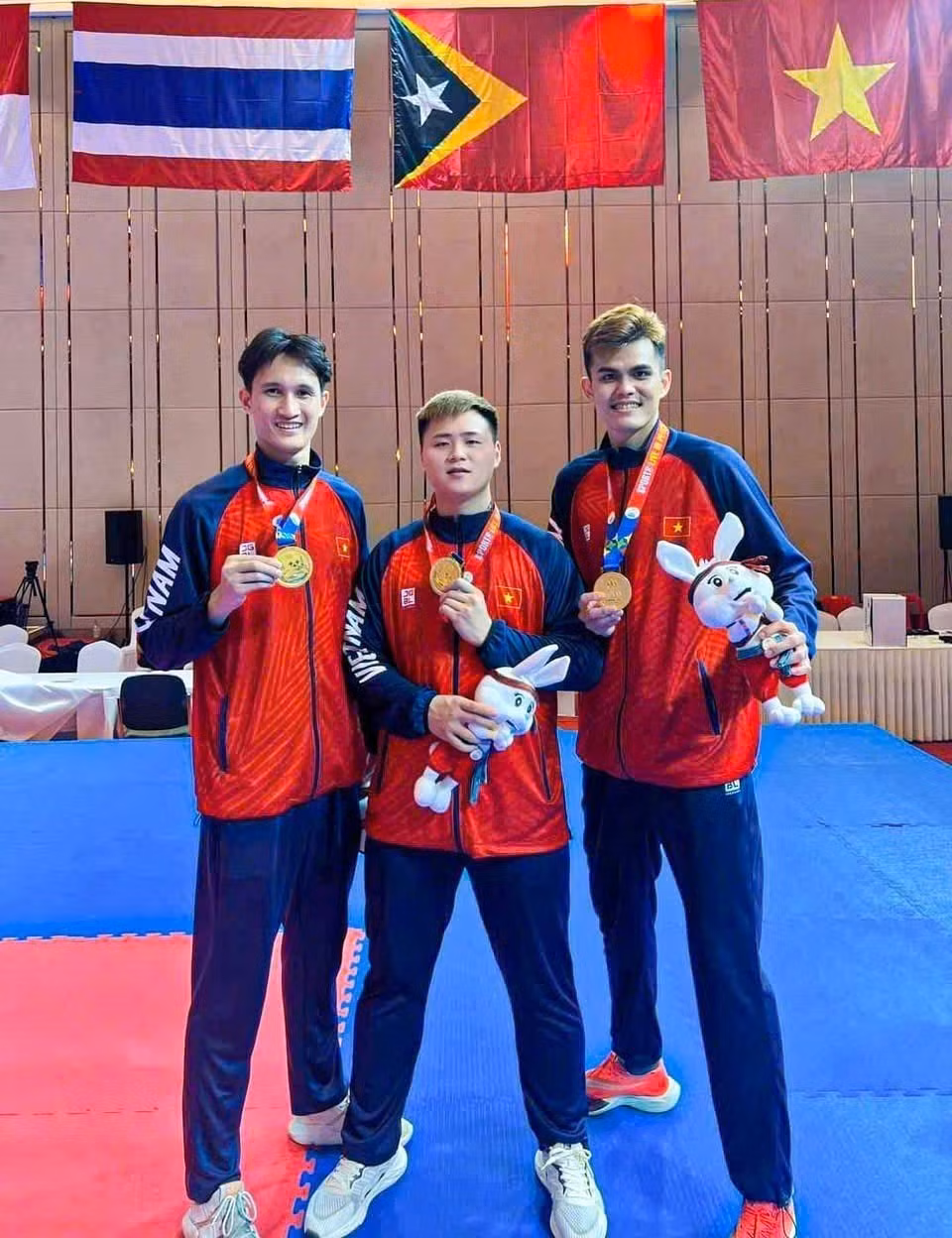 Anh Lò Văn Biển (ngoài cùng bên trái) cùng đồng đội ăn mừng sau khi đoạt Huy chương Vàng tại Đại hội Thể thao Đông Nam Á lần thứ 32 (Sea Games 32) diễn ra tại Campuchia vào năm 2023. Ảnh: TTXVN phát