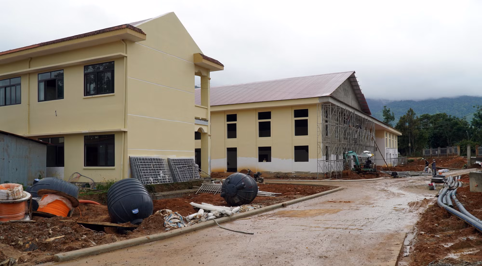 Trường Phổ thông nội trú liên cấp Tiểu học - Trung học cơ sở xã Rờ Kơi vẫn còn dang dở dù sắp đến ngày khai giảng năm học mới.