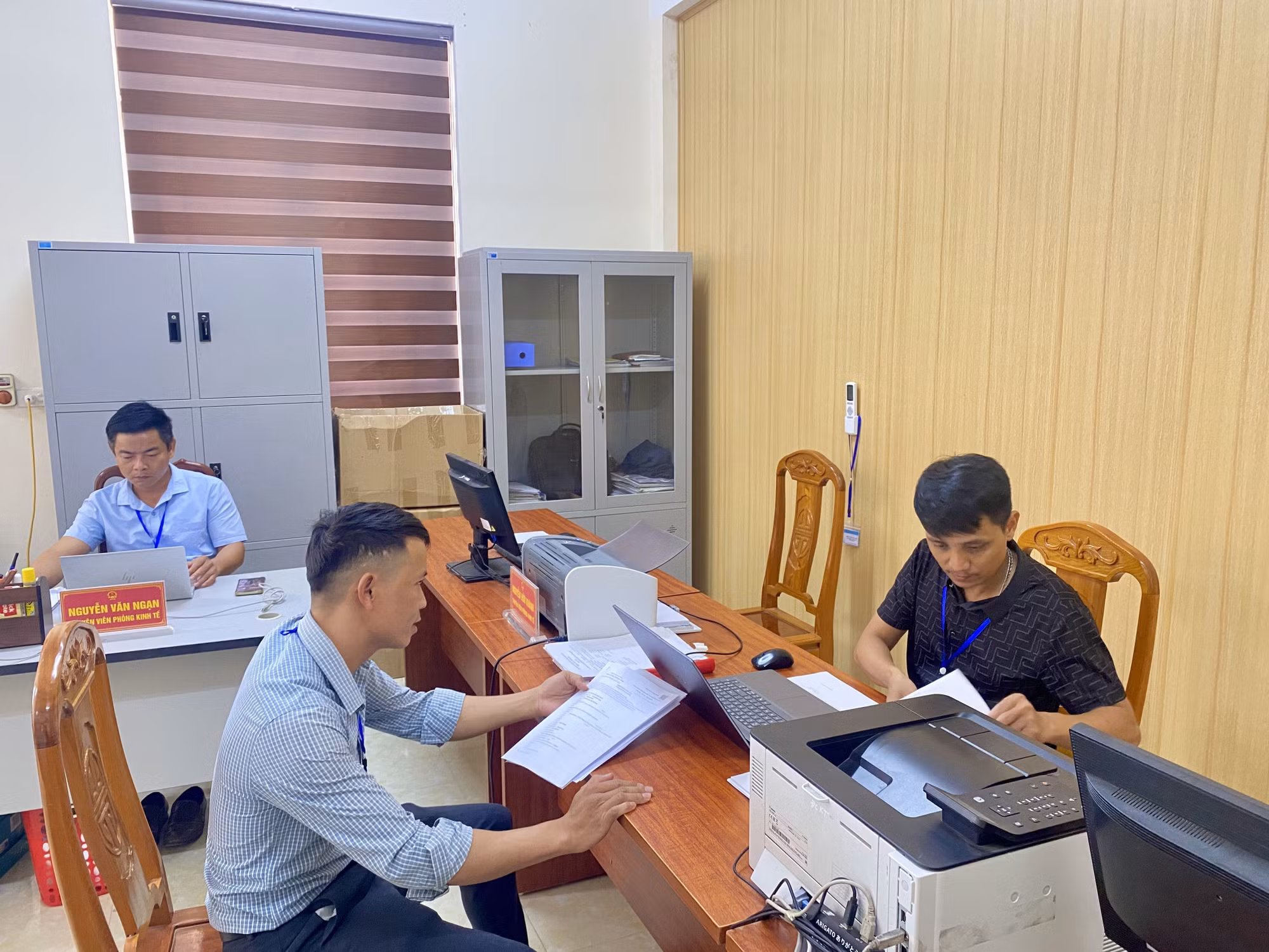 Cán bộ phòng Kinh tế xã Kỳ Thượng (tỉnh Hà Tĩnh) trong giờ làm việc.