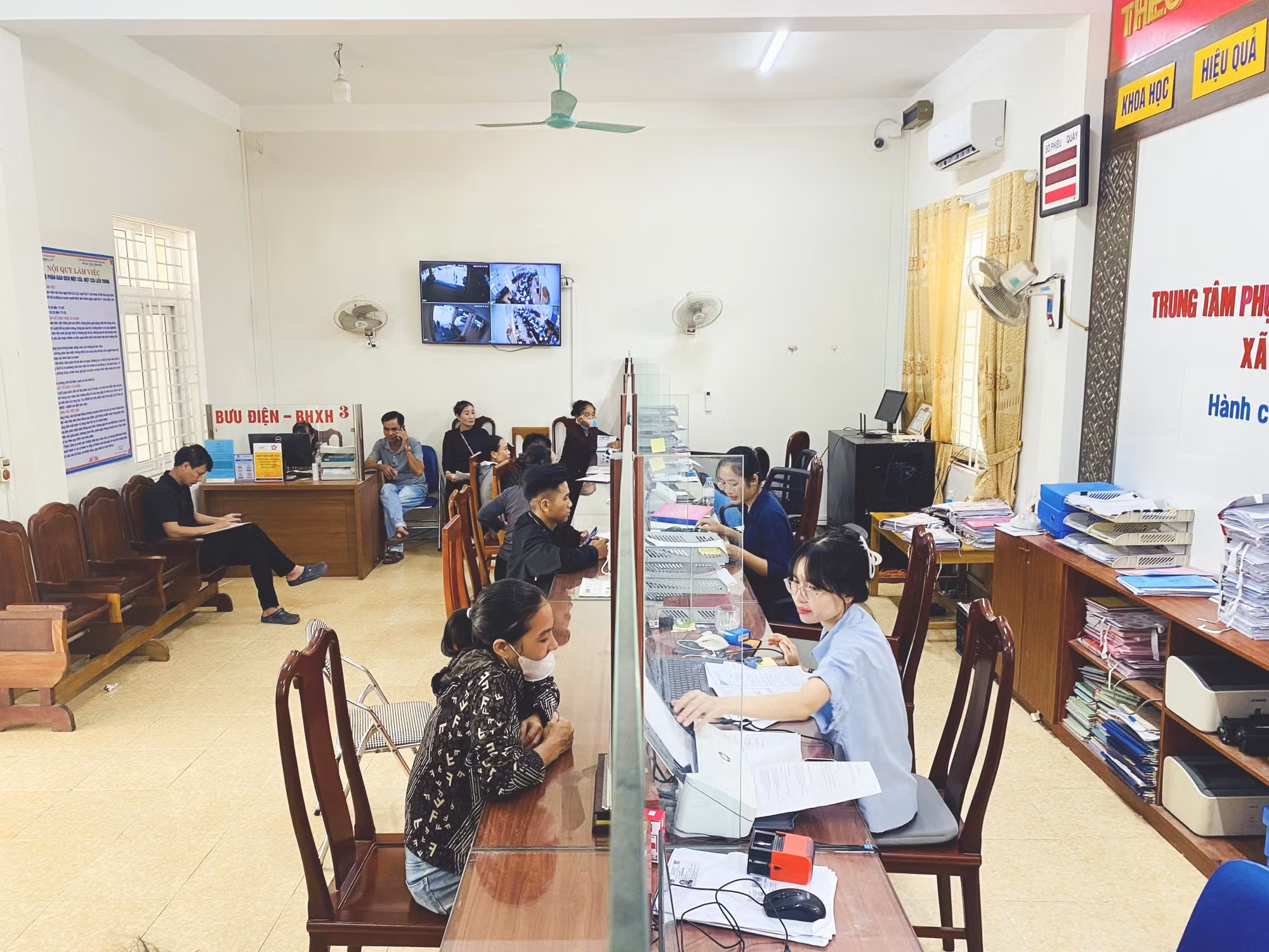 Người dân đến giao dịch tại Trung tâm phục vụ hành chính công xã Thiên Cầm (tỉnh Hà Tĩnh).
