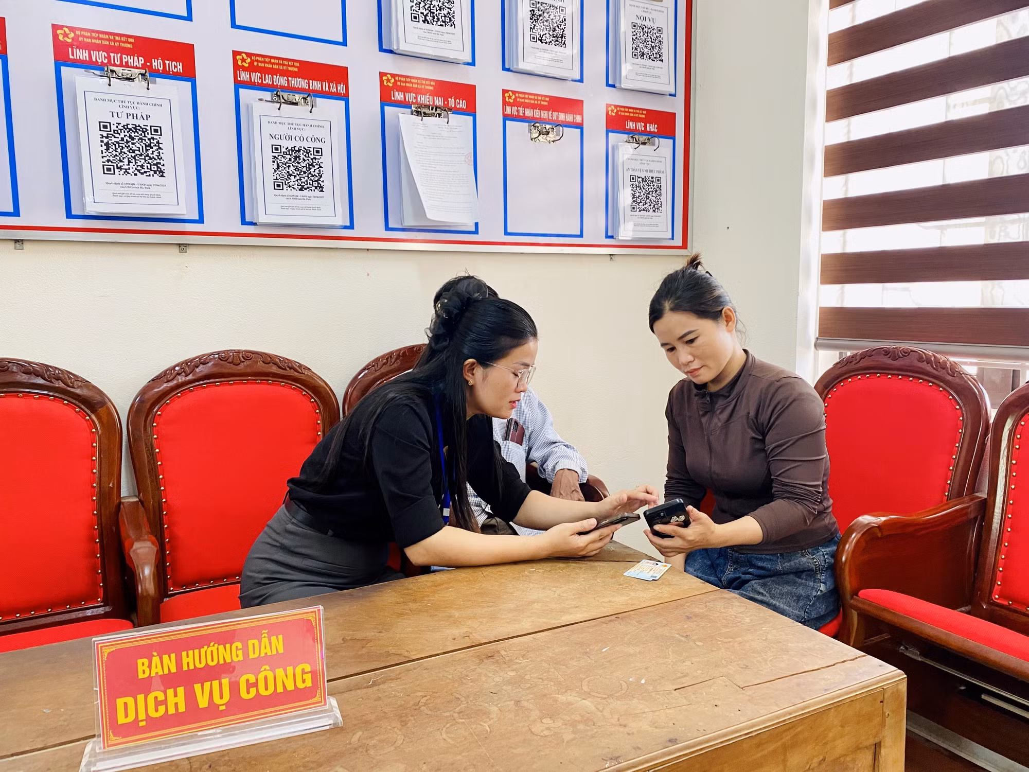 Lãnh đạo Trung tâm phục vụ hành chính công xã Kỳ Thượng (tỉnh Hà Tĩnh) trực tiếp hướng dẫn người dân đăng kí hồ sơ trực tuyến.