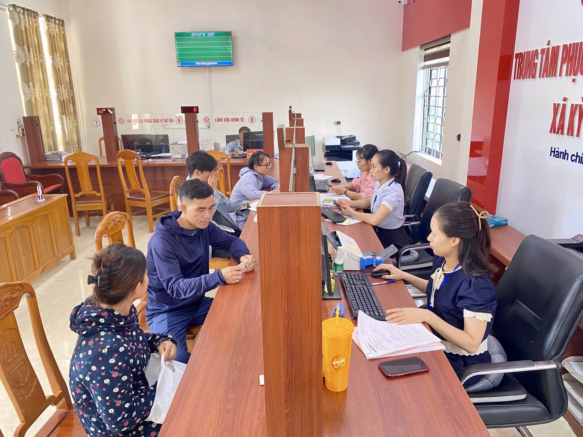Trung tâm phục vụ hành chính công xã Kỳ Thượng (tỉnh Hà Tĩnh) hiện còn thiếu 3 công chức.