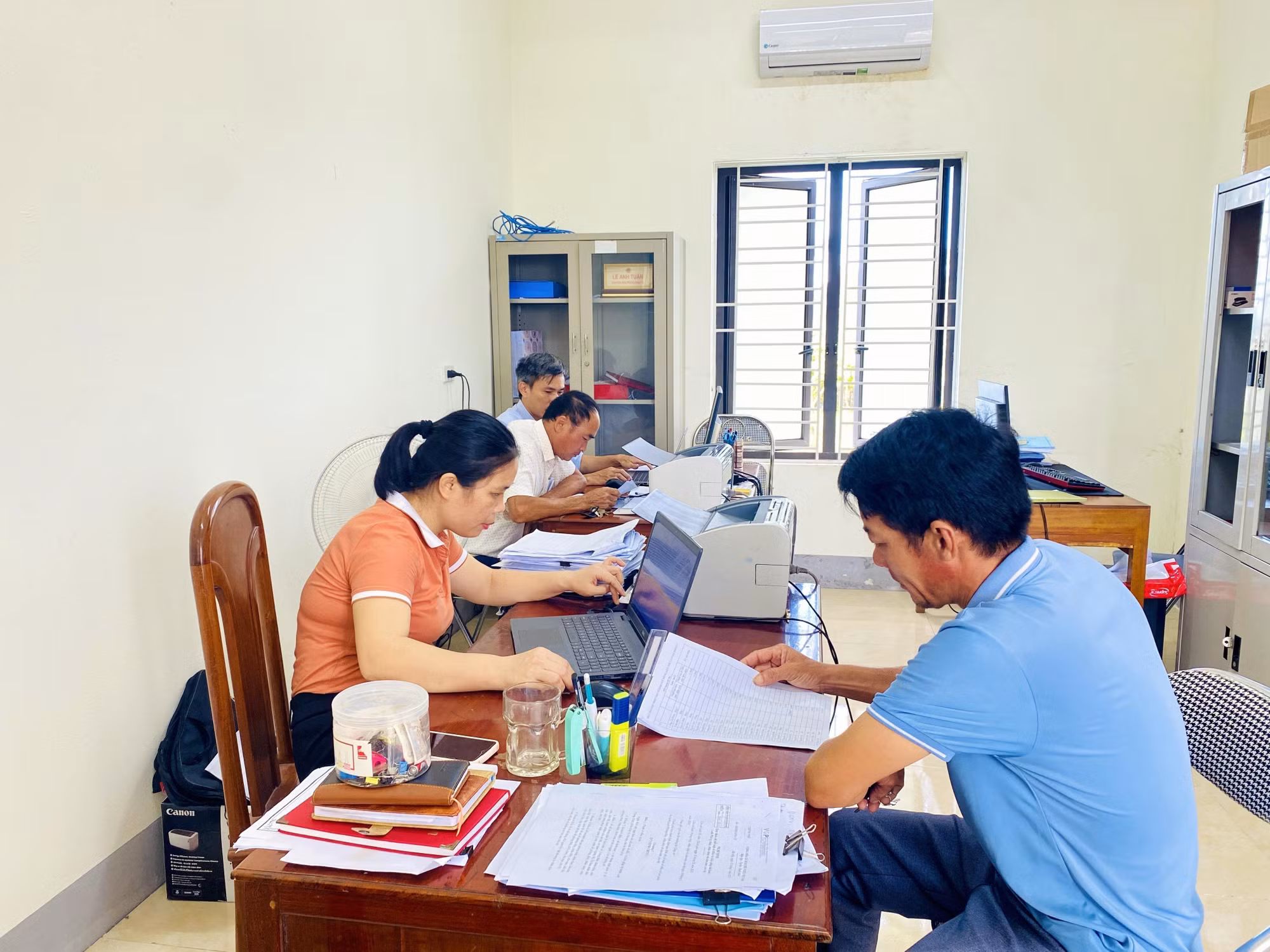 Cán bộ phòng Kinh tế xã Thiên Cầm (tỉnh Hà Tĩnh) trong giờ làm việc.