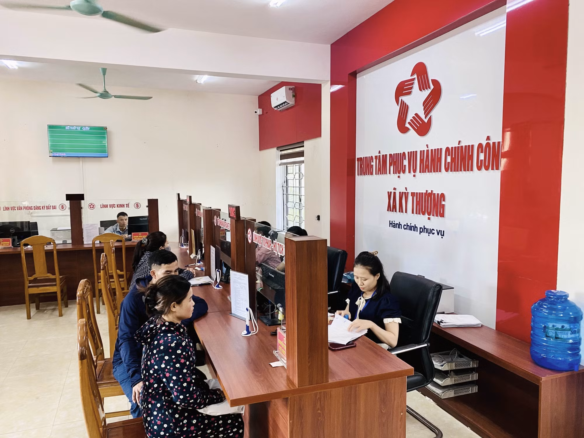 Người dân đến giao dịch tại Trung tâm phục vụ hành chính công xã Kỳ Thượng (tỉnh Hà Tĩnh).