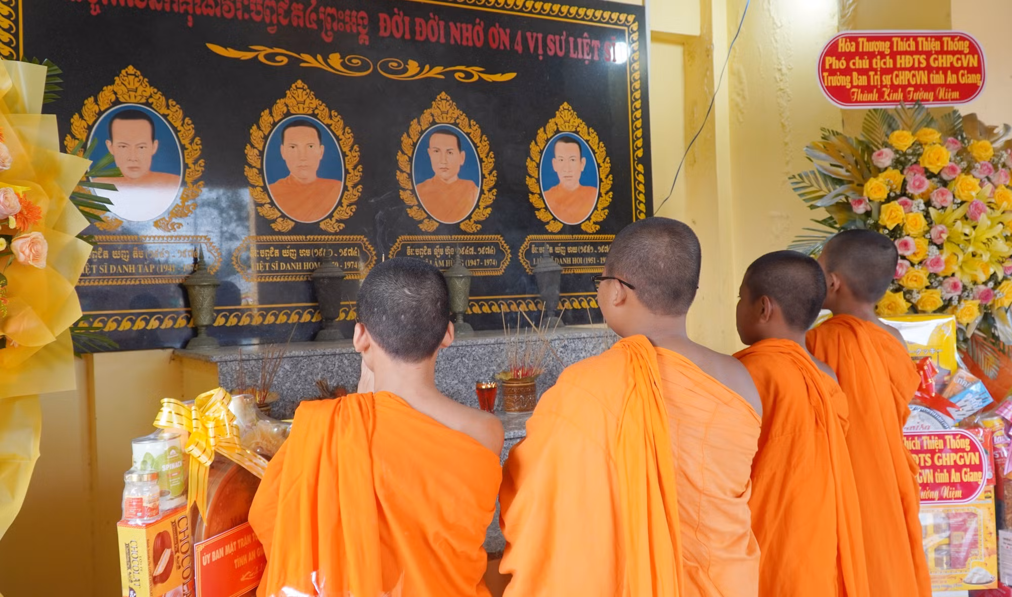Các vị tỳ kheo thắp hương trước bàn thờ 4 vị Hòa thượng, liệt sĩ.