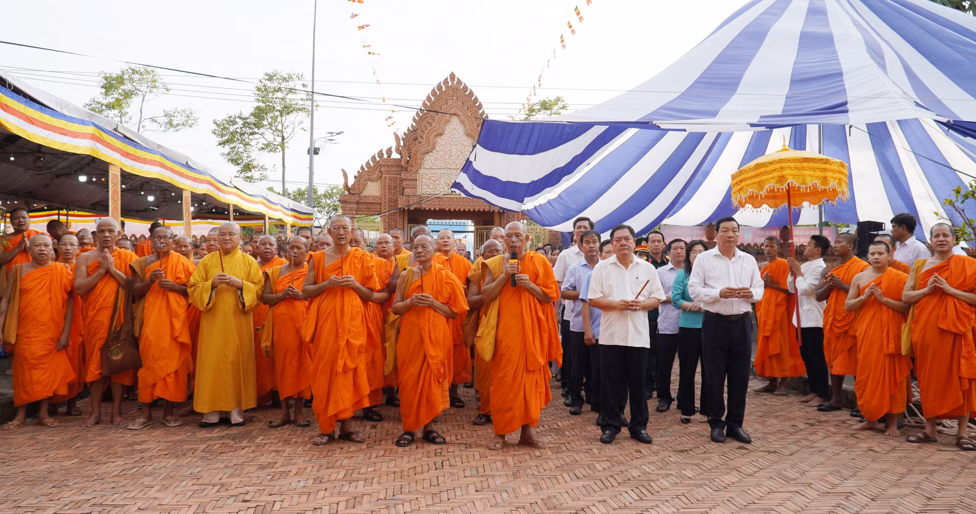 Ban tổ chức lễ kỷ niệm và các đại biểu dâng hương tưởng nhớ 4 vị Hòa thượng, liệt sĩ.