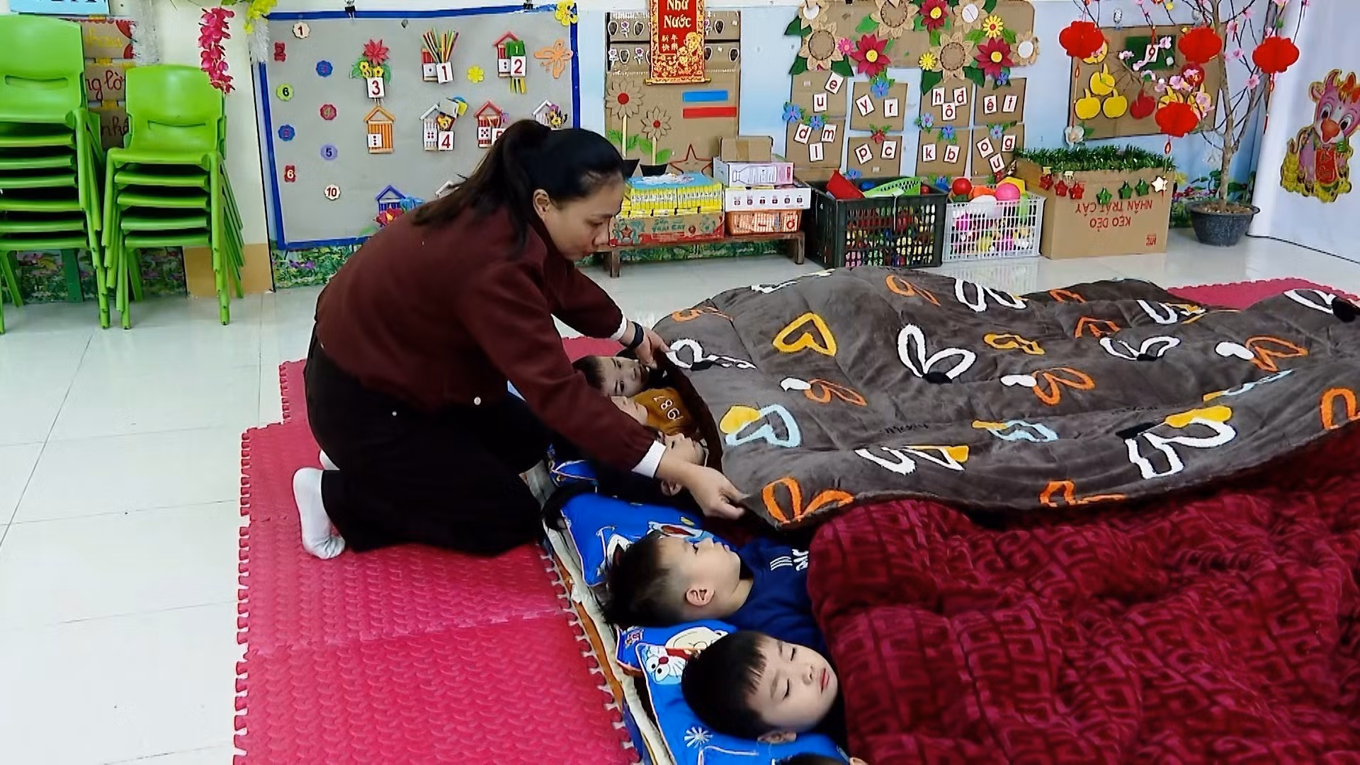 Giáo viên Trường Mầm non xã Minh Đài (Phú Thọ) giữ ấm cho học sinh bán trú.