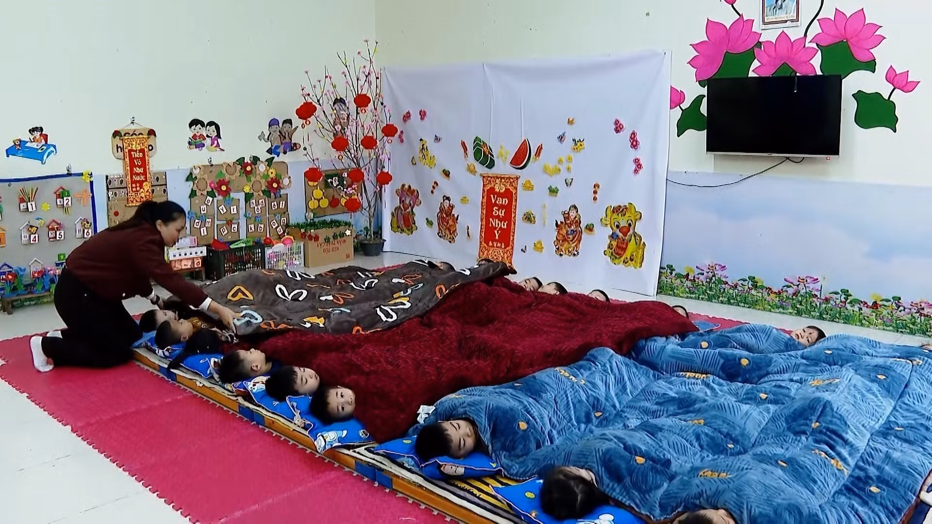 Cô giáo Trường Mầm non Minh Đài, xã Minh Đài, tỉnh Phú Thọ chú trọng giữ ấm cho trẻ trong những ngày rét đậm, rét hại.