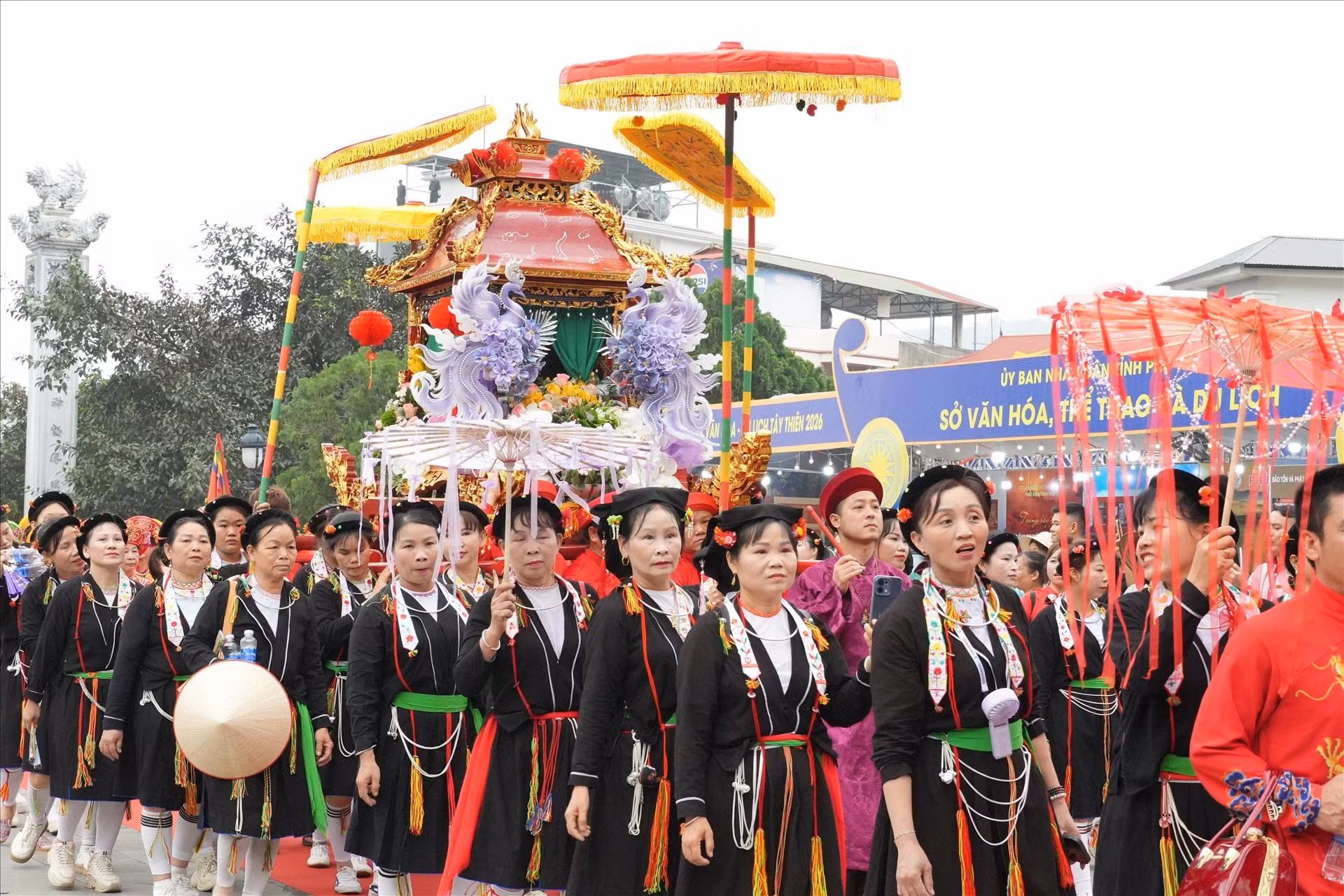 Nghi thức rước kiệu tại Lễ hội Tây Thiên Xuân Bính Ngọ năm 2026 có sự tham gia của đồng bào dân tộc Sán Dìu. Ảnh: Nguyễn Thảo/TTXVN