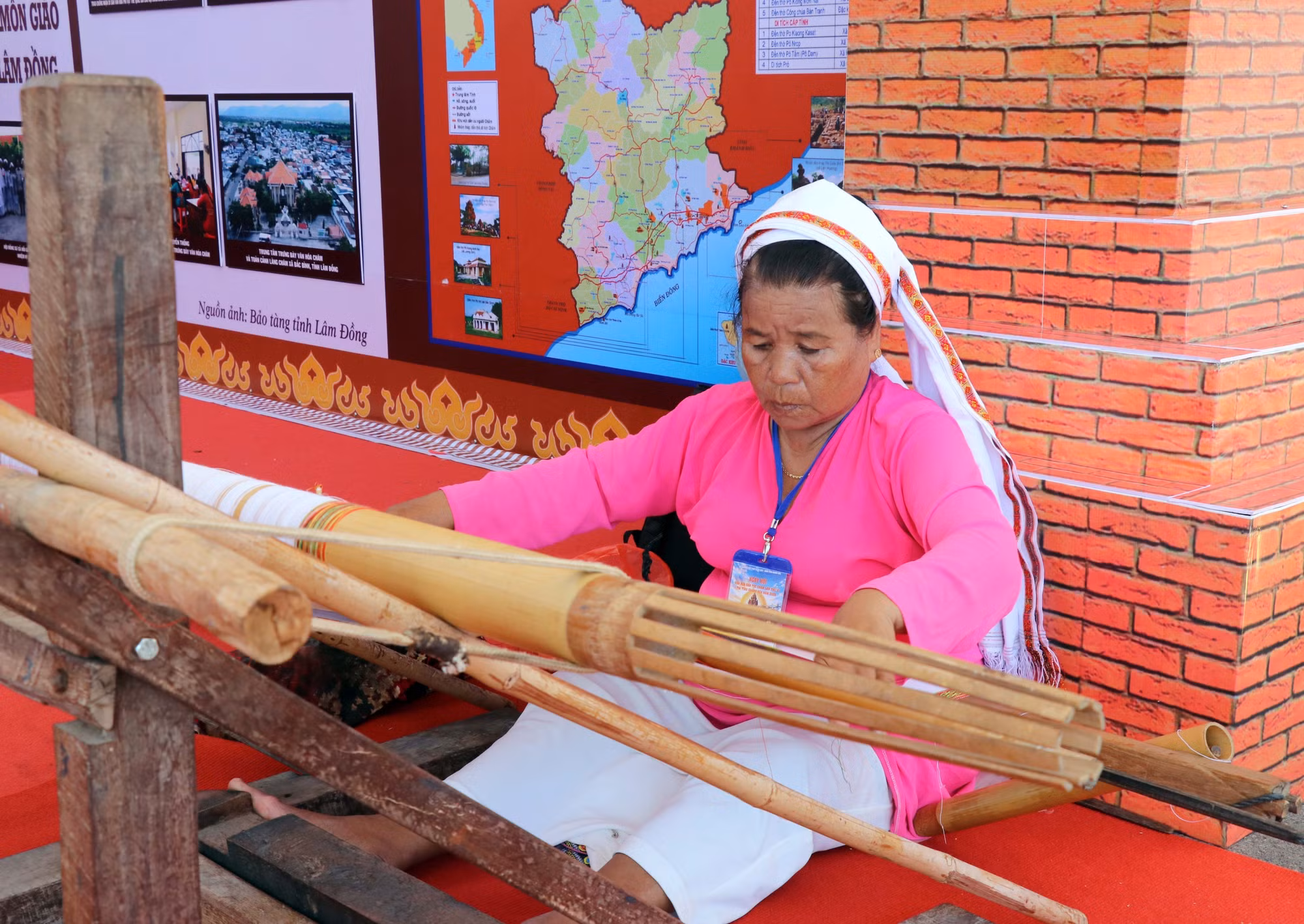 Nghề dệt thổ cẩm truyền thống của đồng bào Chăm là chủ đề được thảo luận sâu sắc tại hội thảo. Ảnh: Công Thử/TTXVN