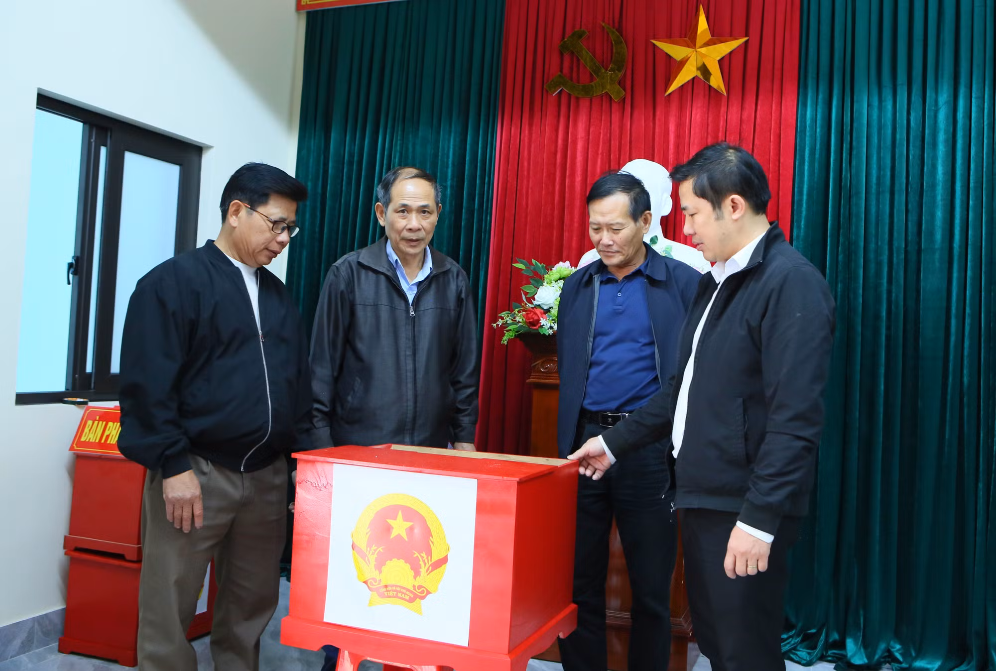 Tổ bầu cử số 12, xã Xuân Hưng rà soát, kiểm tra lại hòm phiếu.
