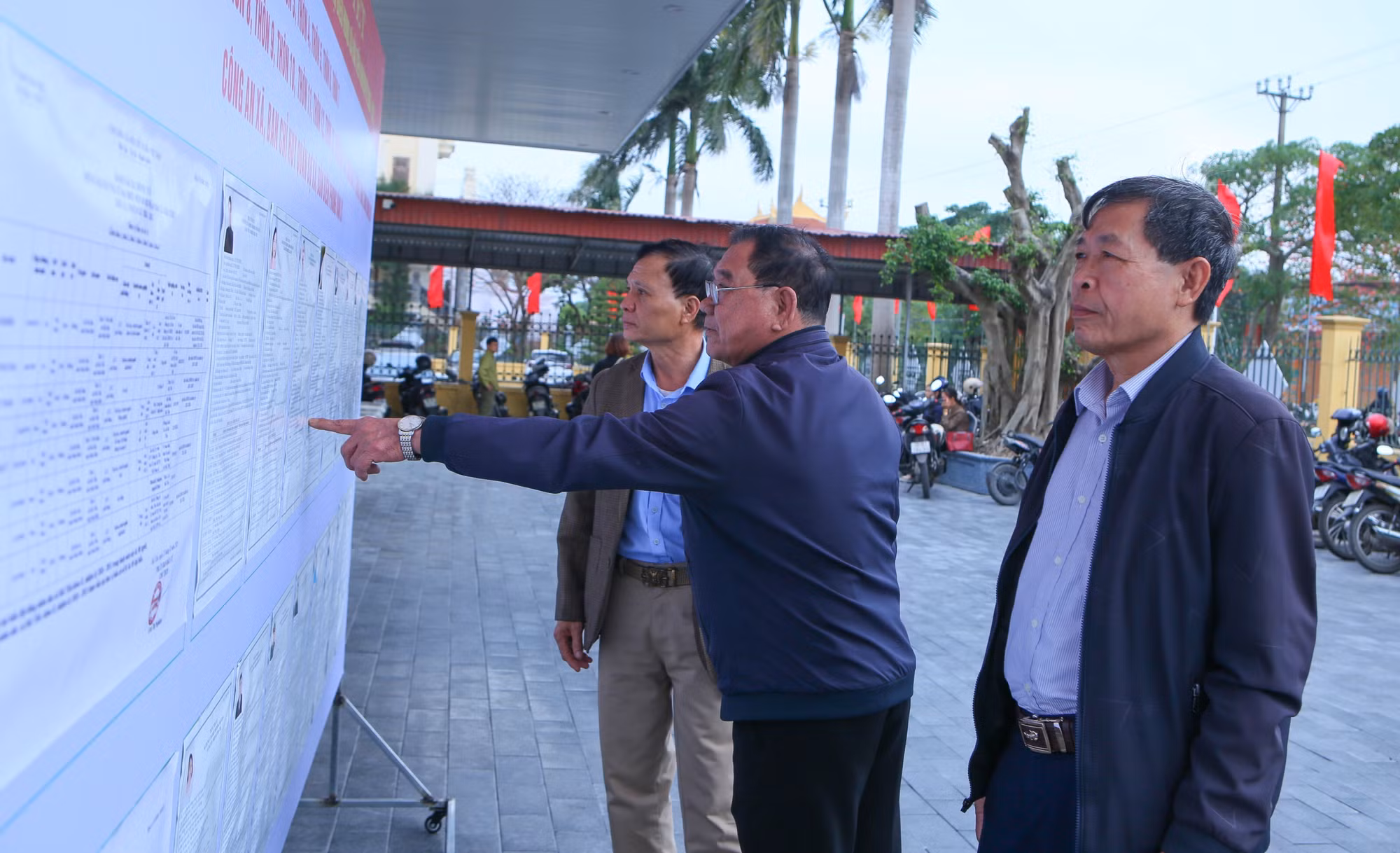 Cử tri xã Hải Tiến tìm hiểu thông tin người ứng cử Đại biểu Quốc hội và HDND các cấp tại Khu vực bỏ phiếu số 3.