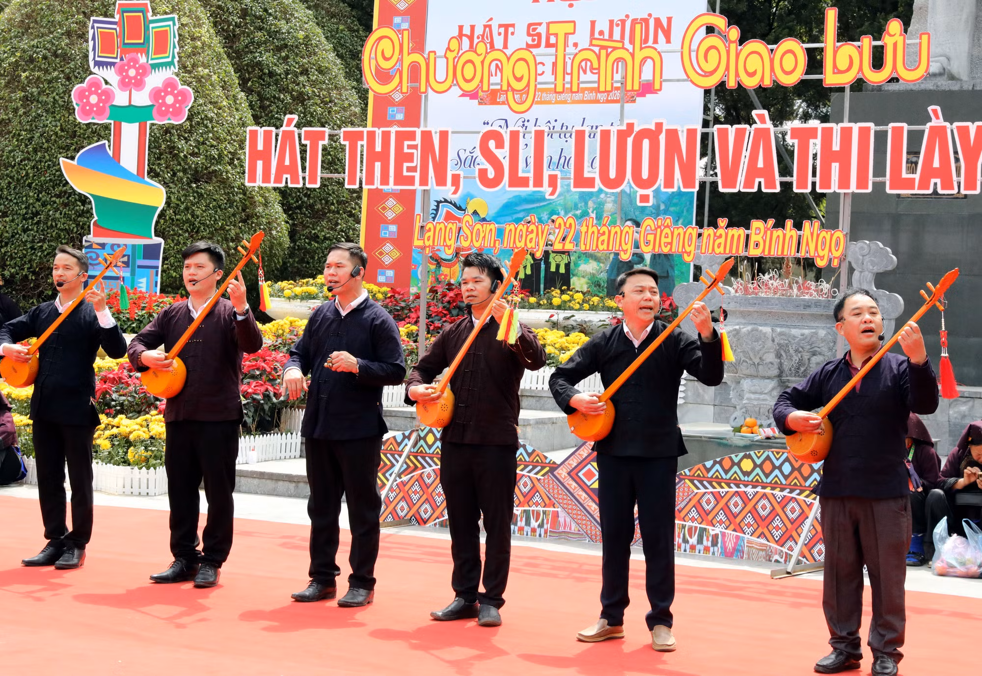 Câu lạc bộ hát then, đàn tính xã Tân Văn, tỉnh Lạng Sơn tại Chương trình giao lưu.