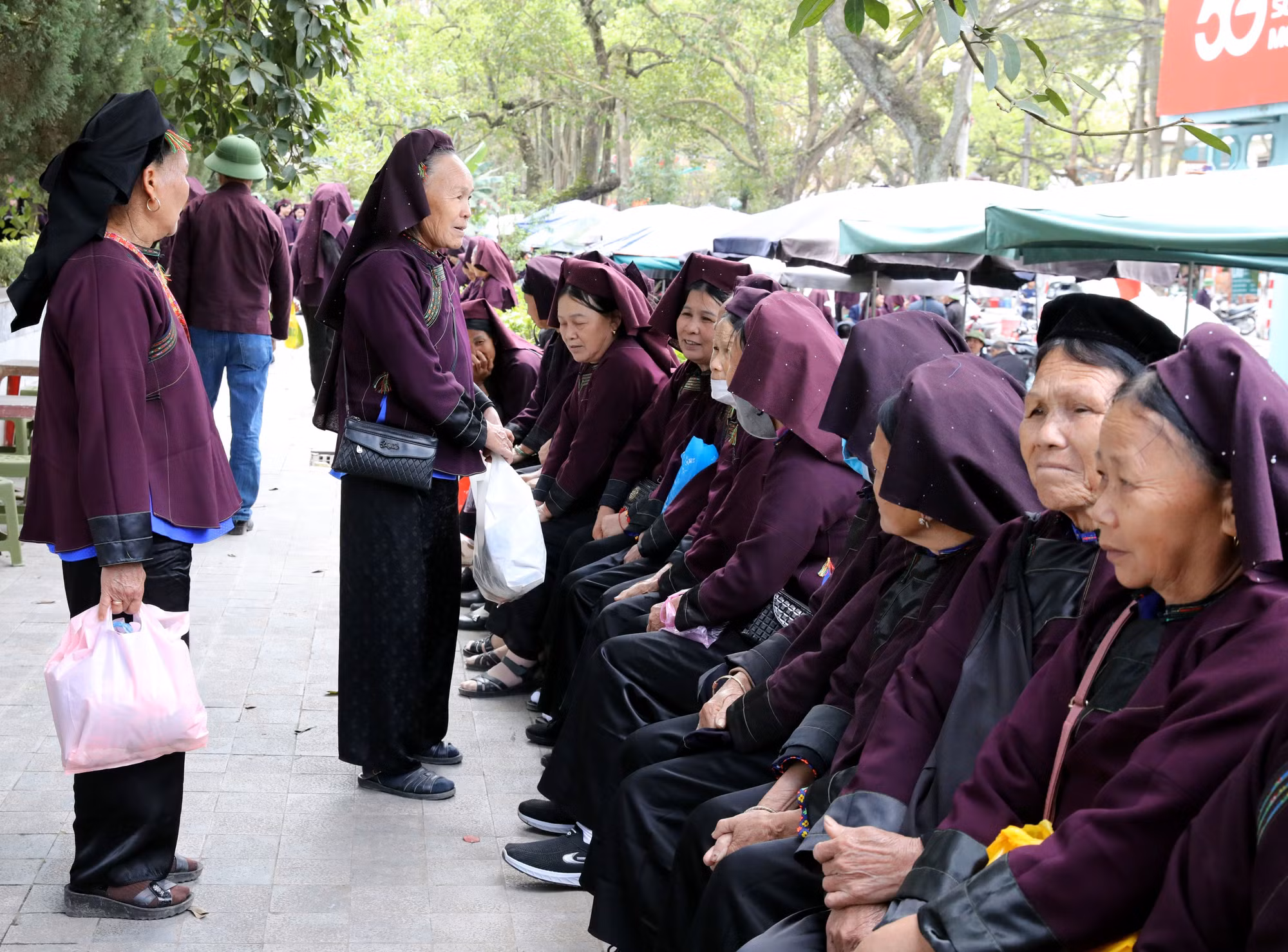 Đông đảo đồng bào Nùng, Tày tỉnh Lạng Sơn và các tỉnh trong khu vực như: Thái Nguyên, Bắc Ninh tập trung về Công viên Hoàng Văn Thụ (phường Lương Văn Tri, tỉnh Lạng Sơn) giao lưu hát then, hát sli giao lưu.