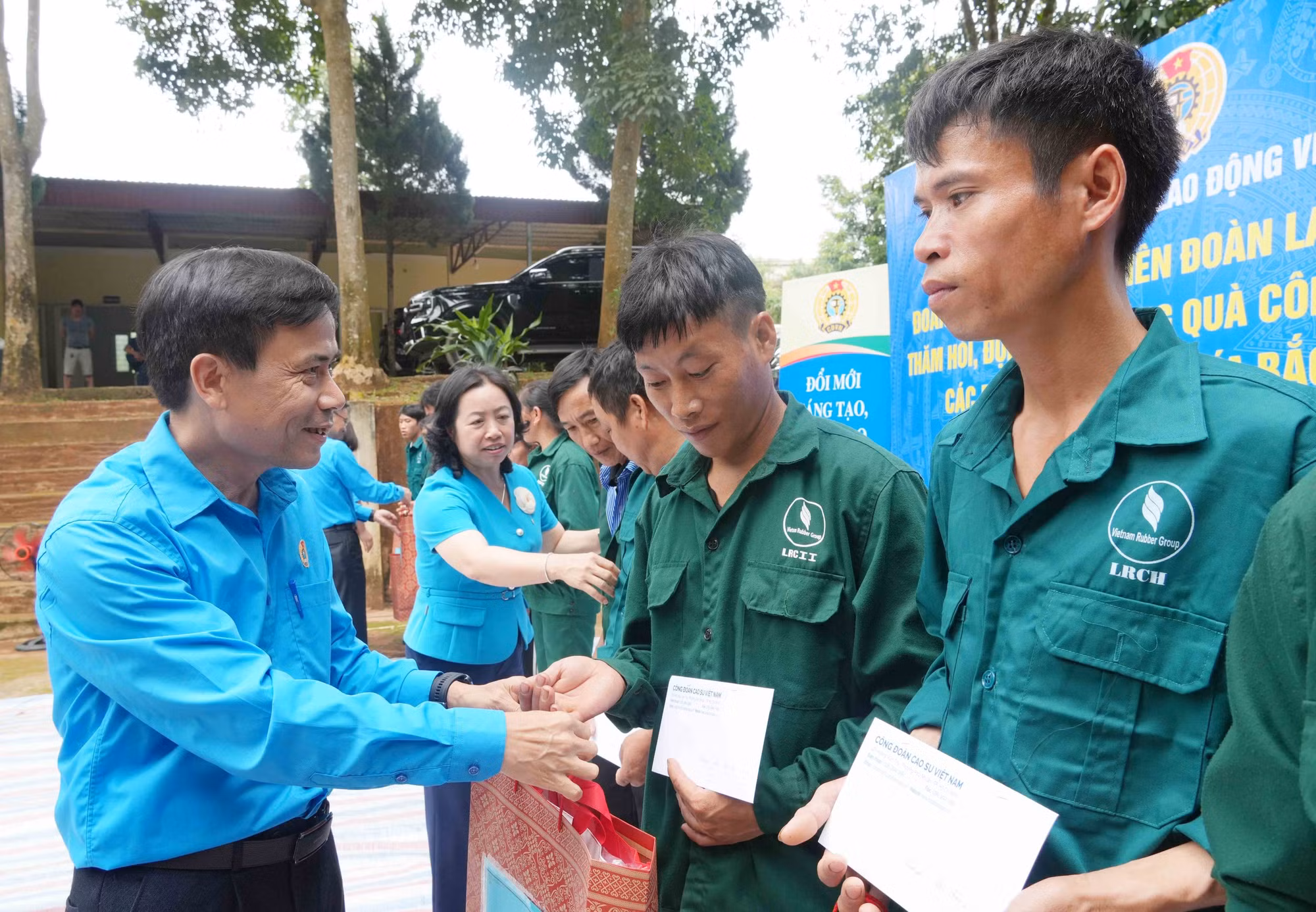 Ông Hoàng Xuân Lợi, Chủ tịch Công đoàn Công ty Cổ phần Cao su Điện Biên trao quà cho các công nhân có hoàn cảnh khó khăn.