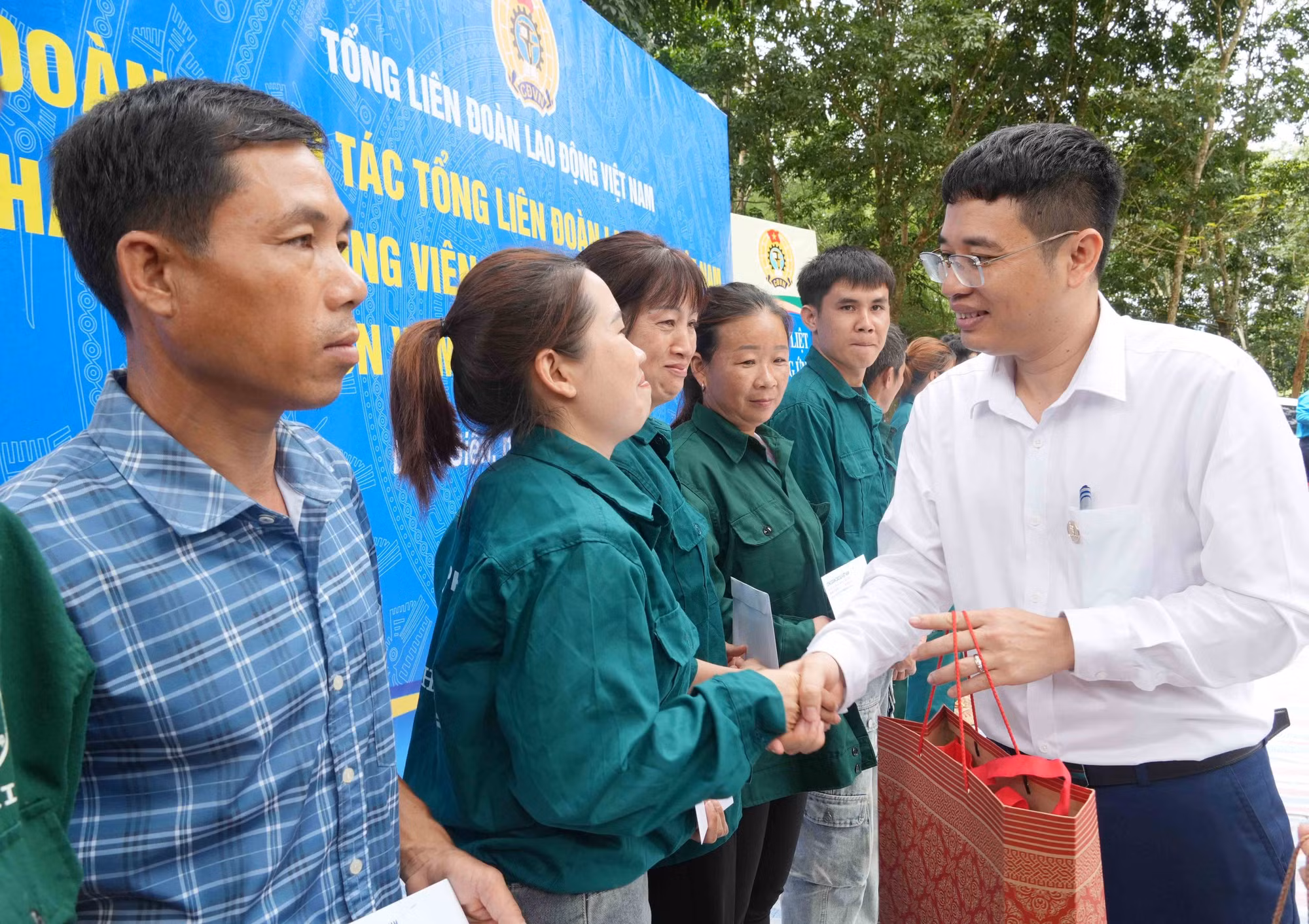 Ông Nguyễn Ngọc Cẩm, Tổng Giám đốc Công ty Cổ phần Cao su Điện Biên trao quà cho công nhân cao su có hoàn cảnh khó khăn.
