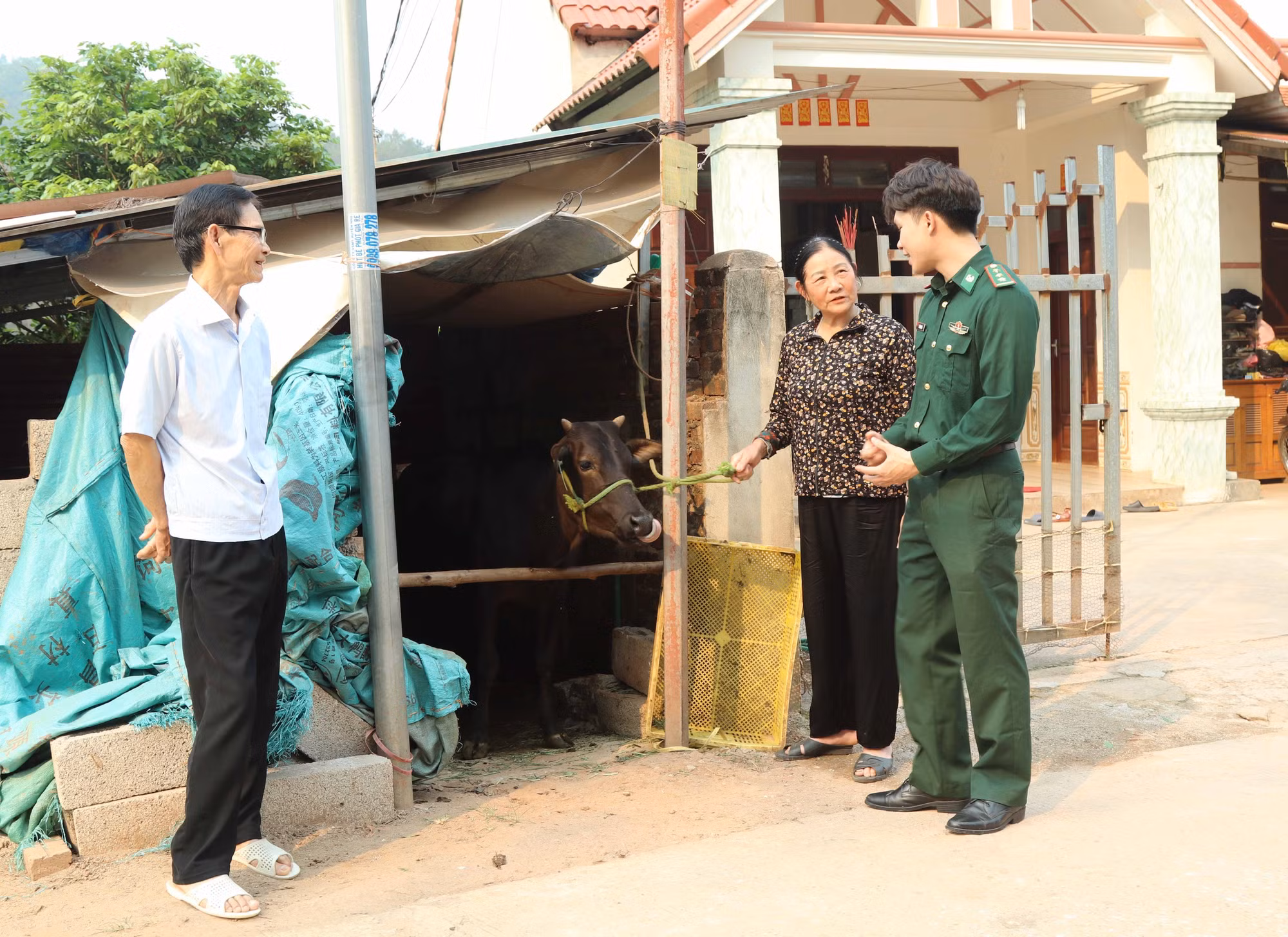 Cán bộ, chiến sĩ Đồn Biên phòng cửa khẩu Chi Ma giao tiếp bằng tiếng dân tộc với người dân vùng biên.