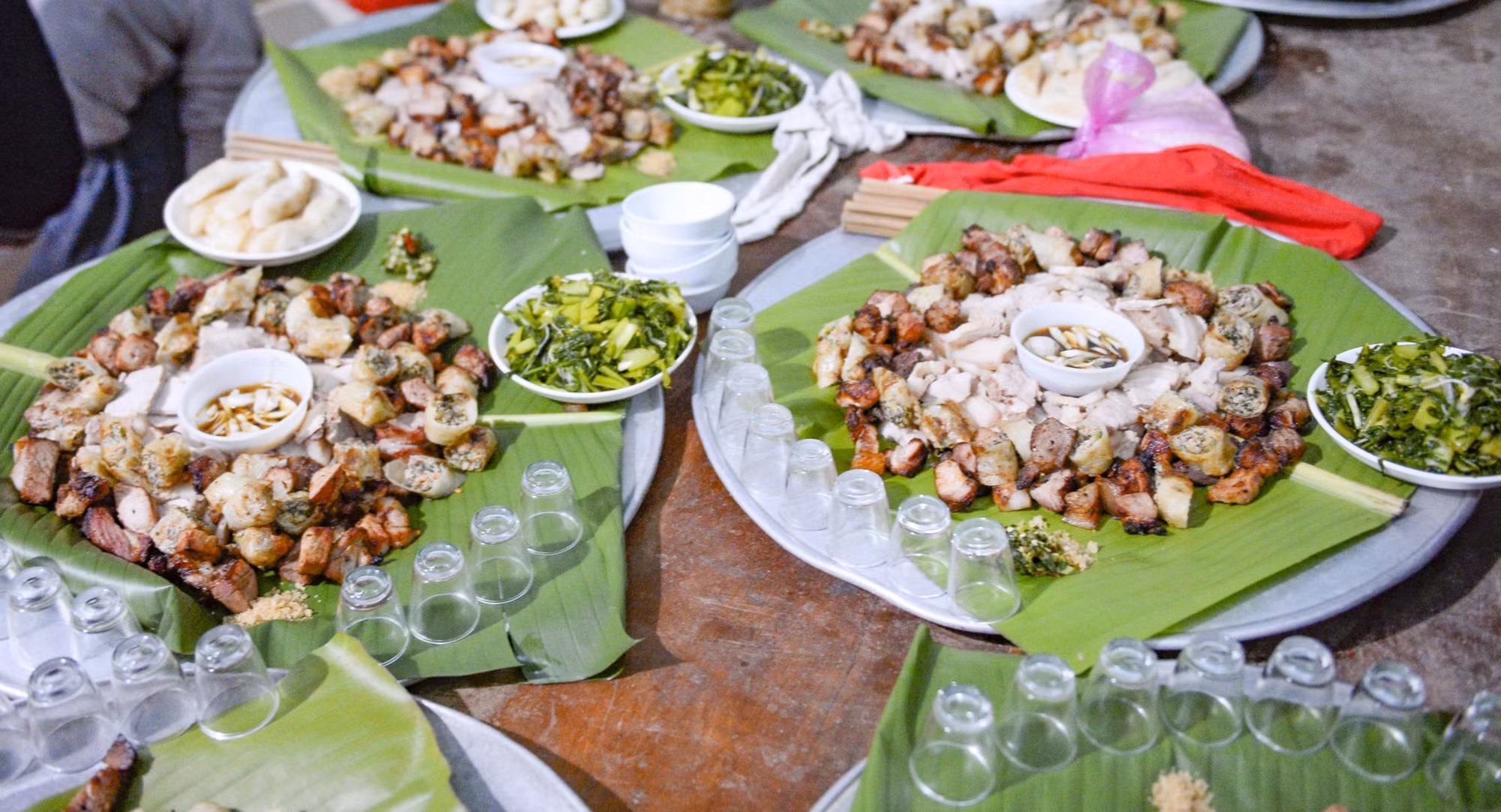 Trên mâm cỗ Tết năm cùng của người Dao quần chẹt xứ Thanh.