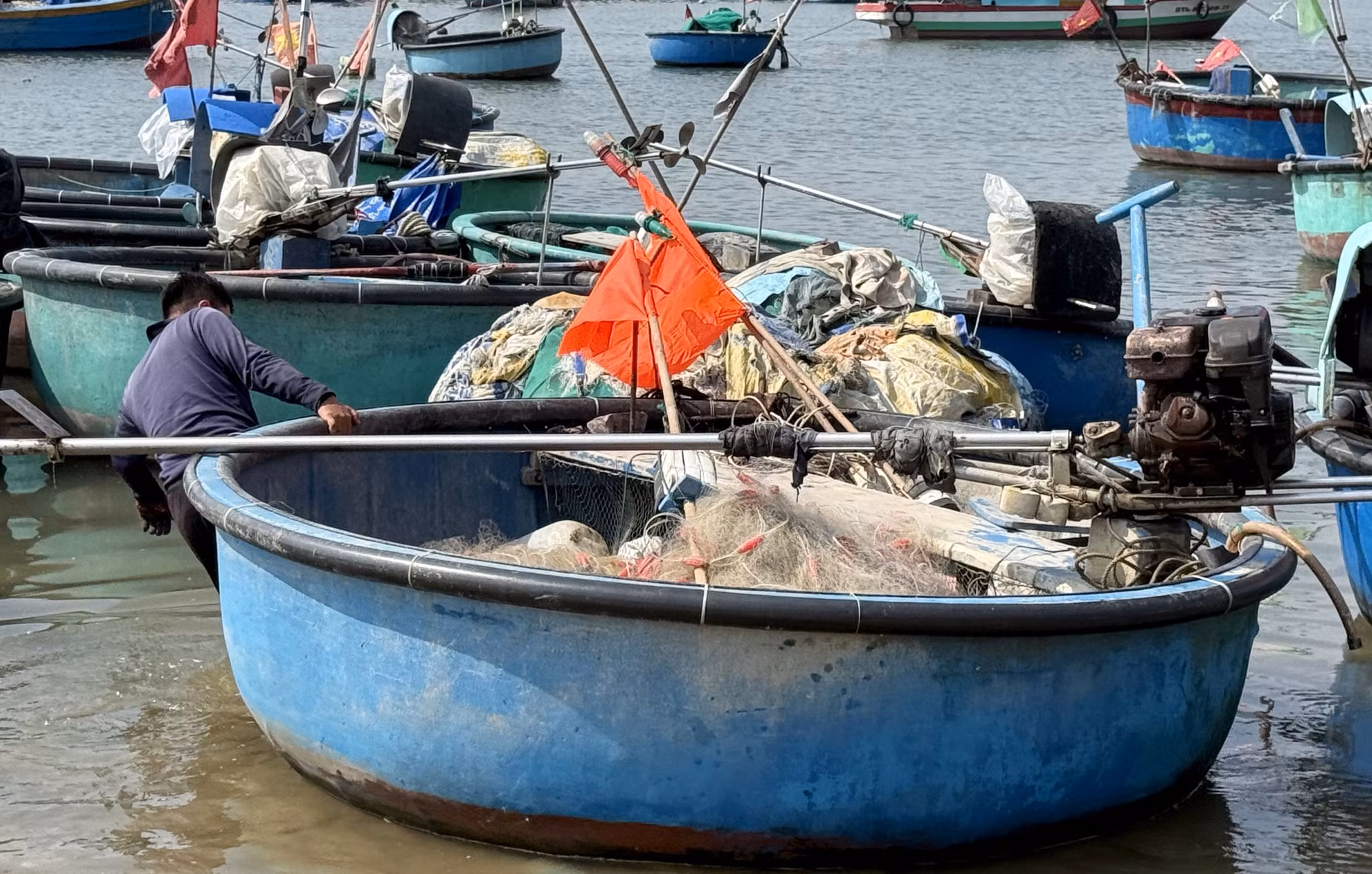 Chiếc thuyền thúng được xem là phương tiện gắn bó mật thiết với ngư dân.