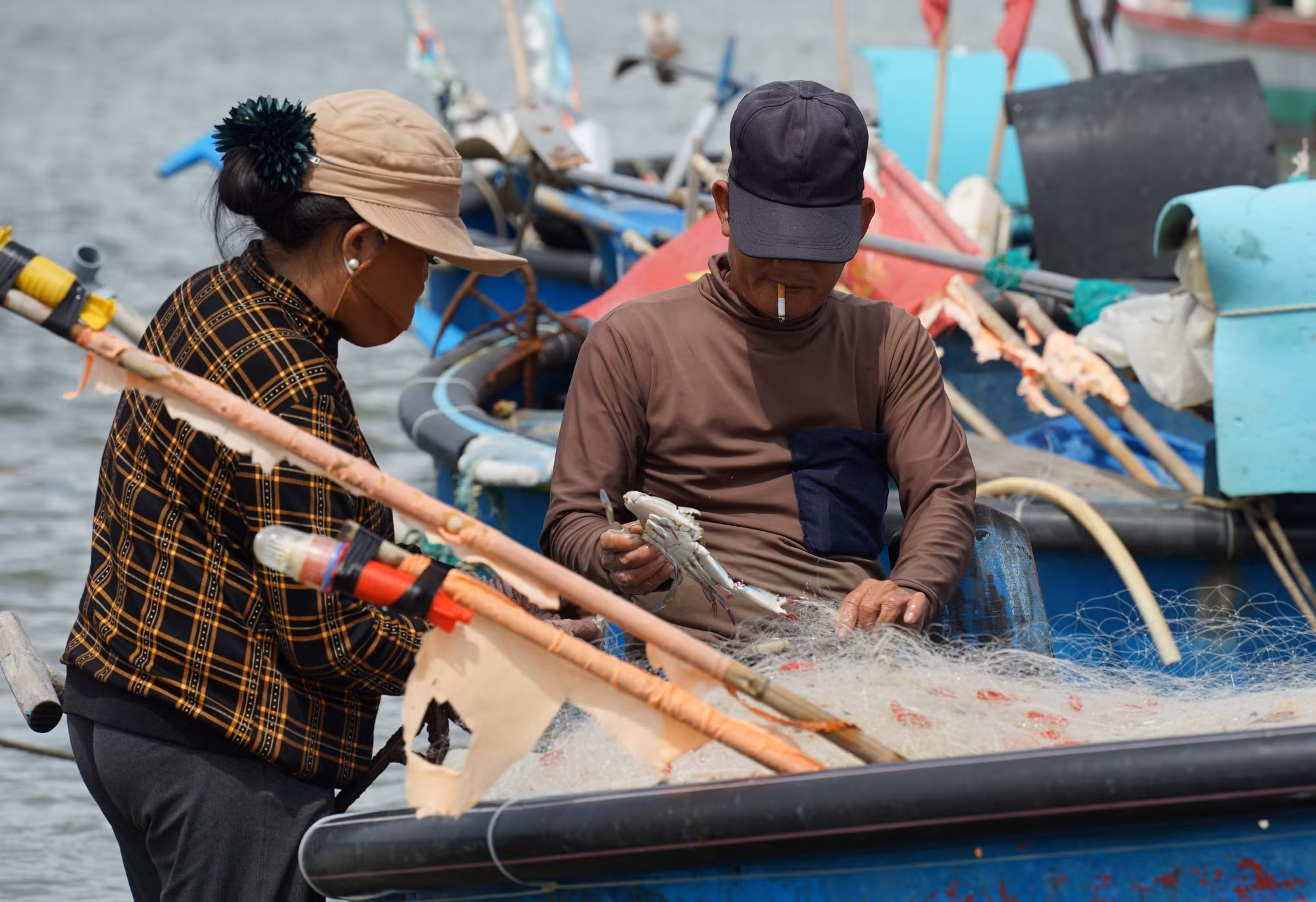 Ngư dân gỡ lưới, thu hoạch sau mỗi chuyến biển.
