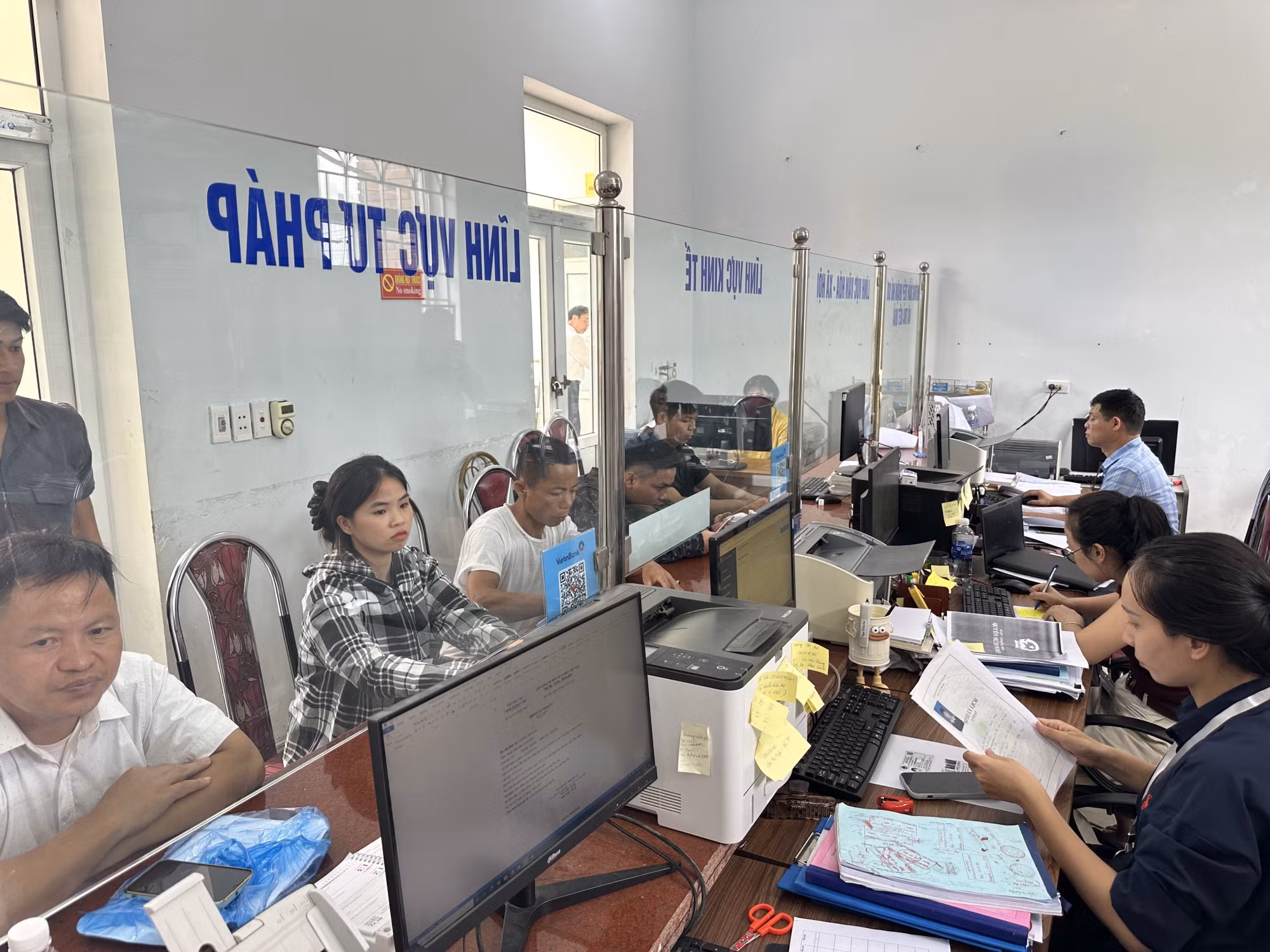 Cán bộ xã Đạo Trù giải quyết thủ tục hành chính cho người dân.