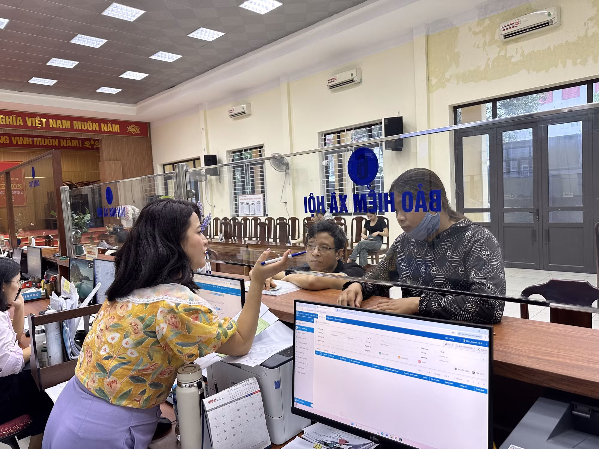 Người dân đến làm thủ tục hành chính tại phường Vĩnh Phúc, tỉnh Phú Thọ.
