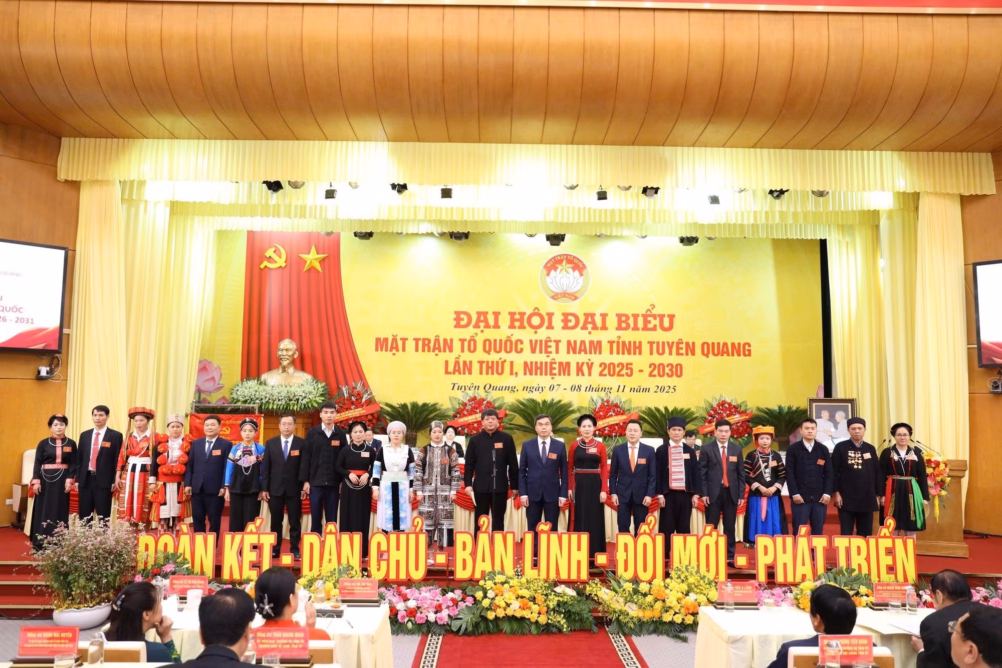 Đoàn đại biểu đi dự Đại hội đại biểu toàn quốc Mặt trận Tổ quốc Việt Nam, nhiệm kỳ 2026 - 2031 ra mắt Đại hội.