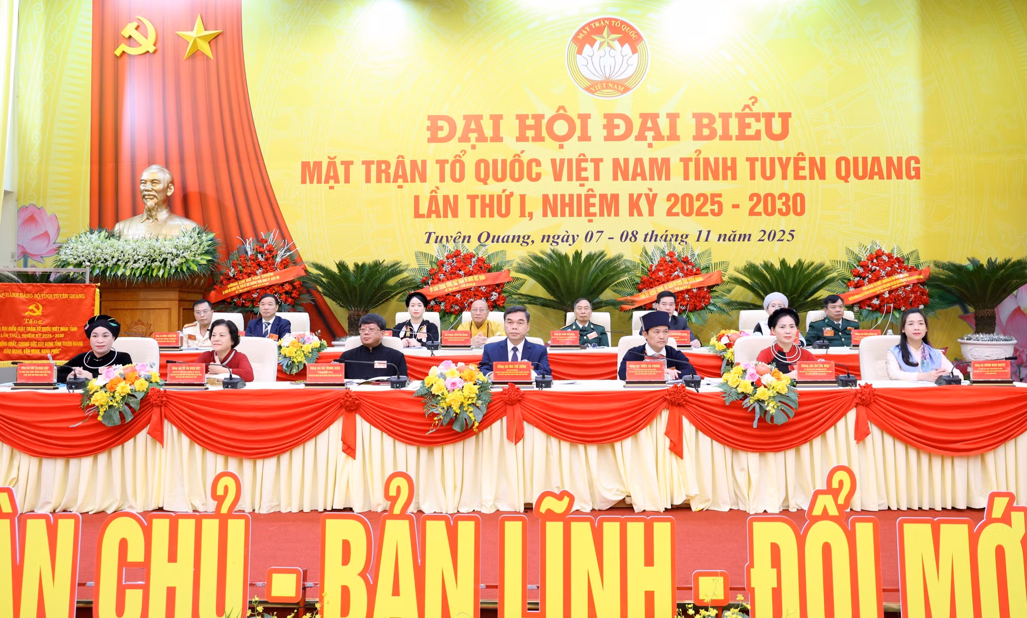 Đoàn Chủ tịch Đại hội.