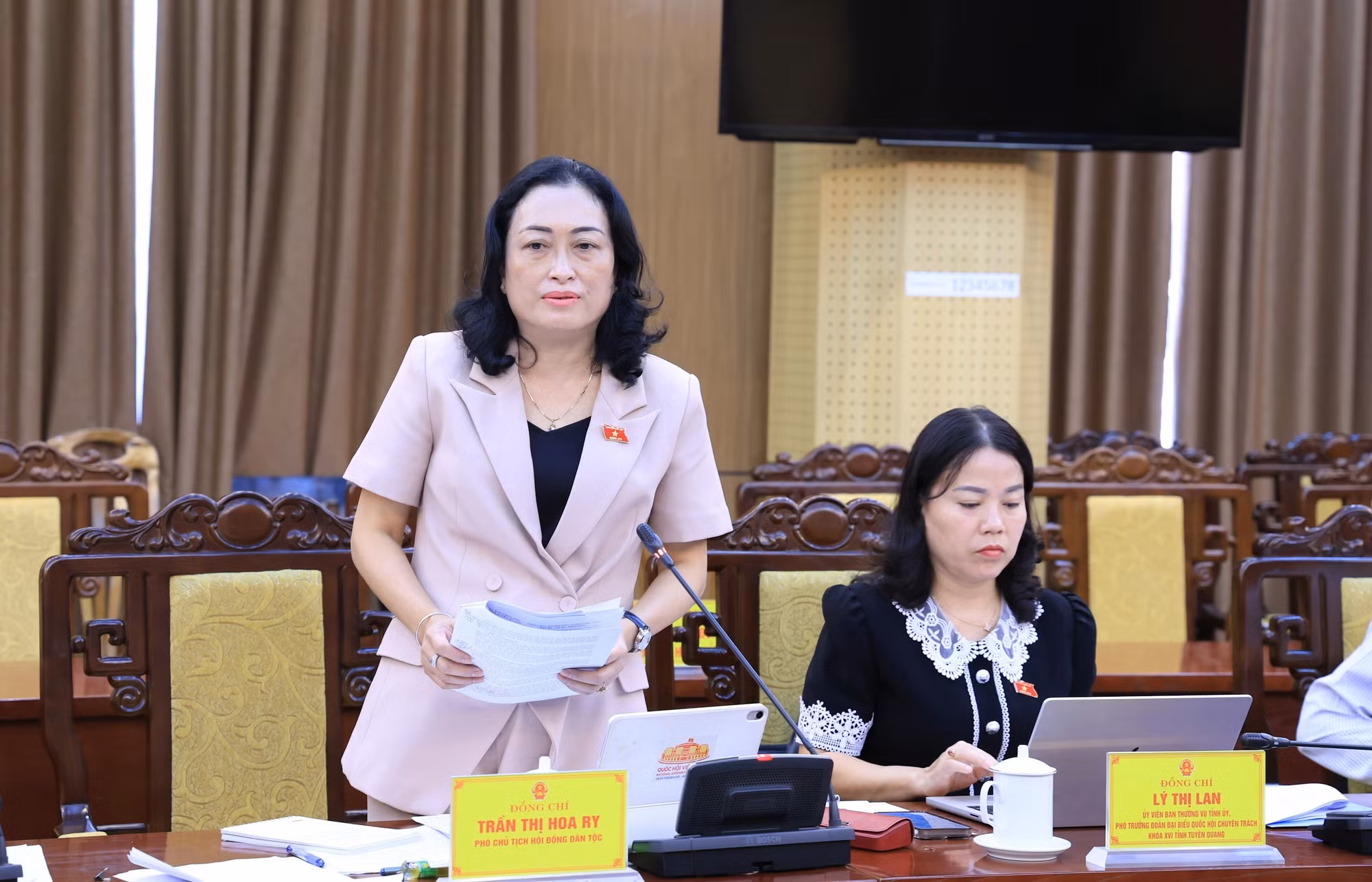 Đại biểu tham gia thảo luận tại buổi làm việc.