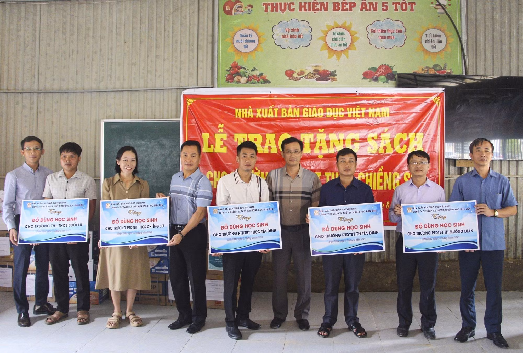 Trao tượng trưng đồ dùng học tập cho các trường vùng lũ ở Điện Biên. Ảnh: TTXVN phát
