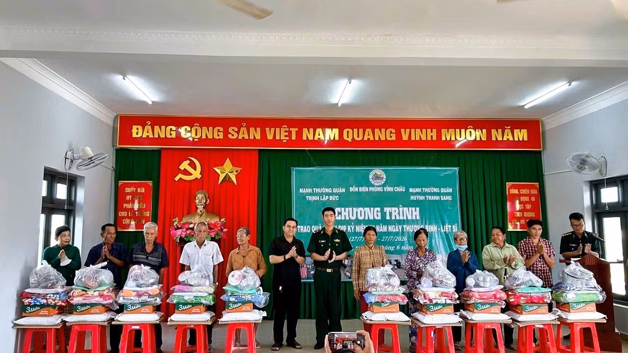 Đồn Biên phòng Vĩnh Châu phối hợp mạnh thường quân tặng quà cho người nghèo, gia đình chính sách. Ảnh: TTXVN phát