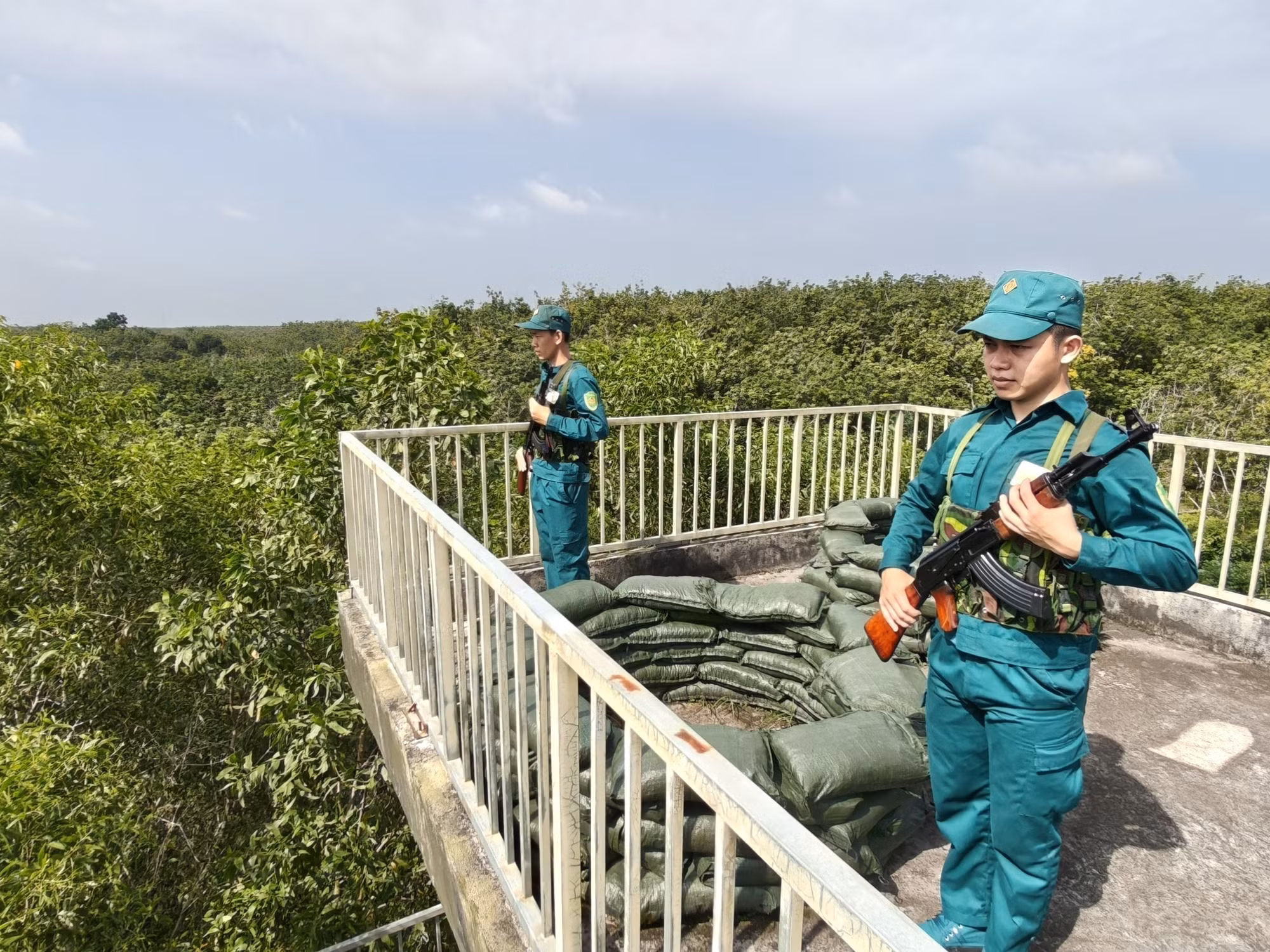 Lực lượng Chốt dân quân thường trực biên giới Thanh Hòa (thuộc Ban Chỉ huy quân sự xã Thiện Hưng) trực tại chốt thuộc khu dân cư biên giới.