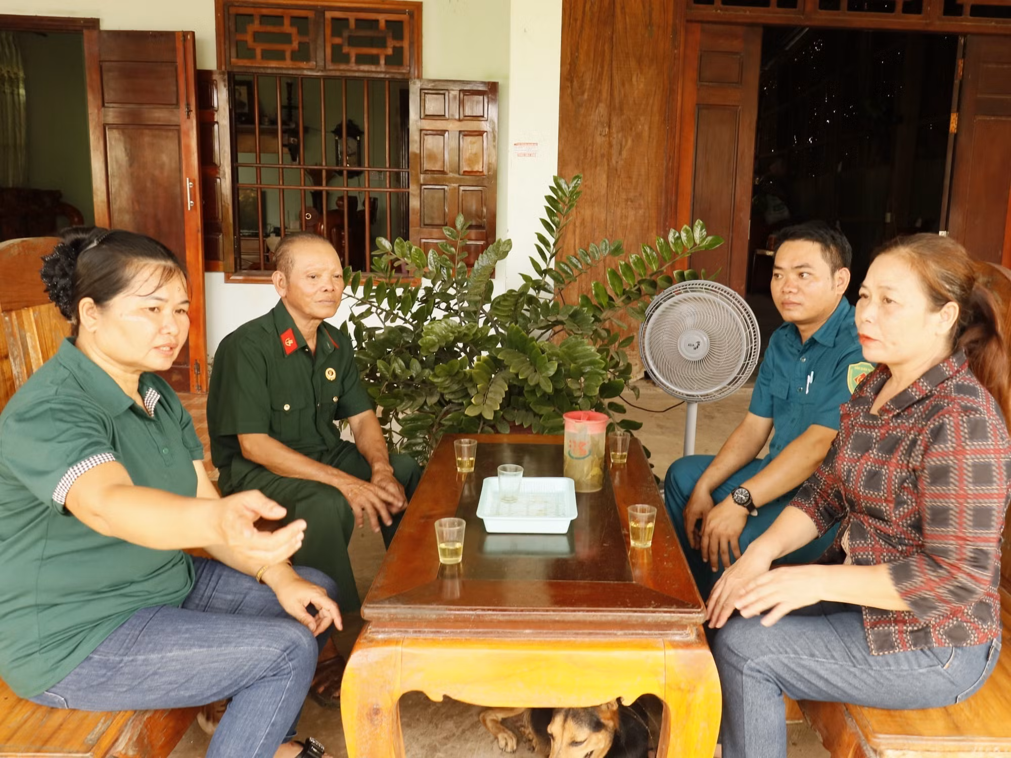Người dân được lực lượng chốt dân quân và tổ an ninh tuyên truyền giữ gìn an ninh, trật tự vùng biên.
