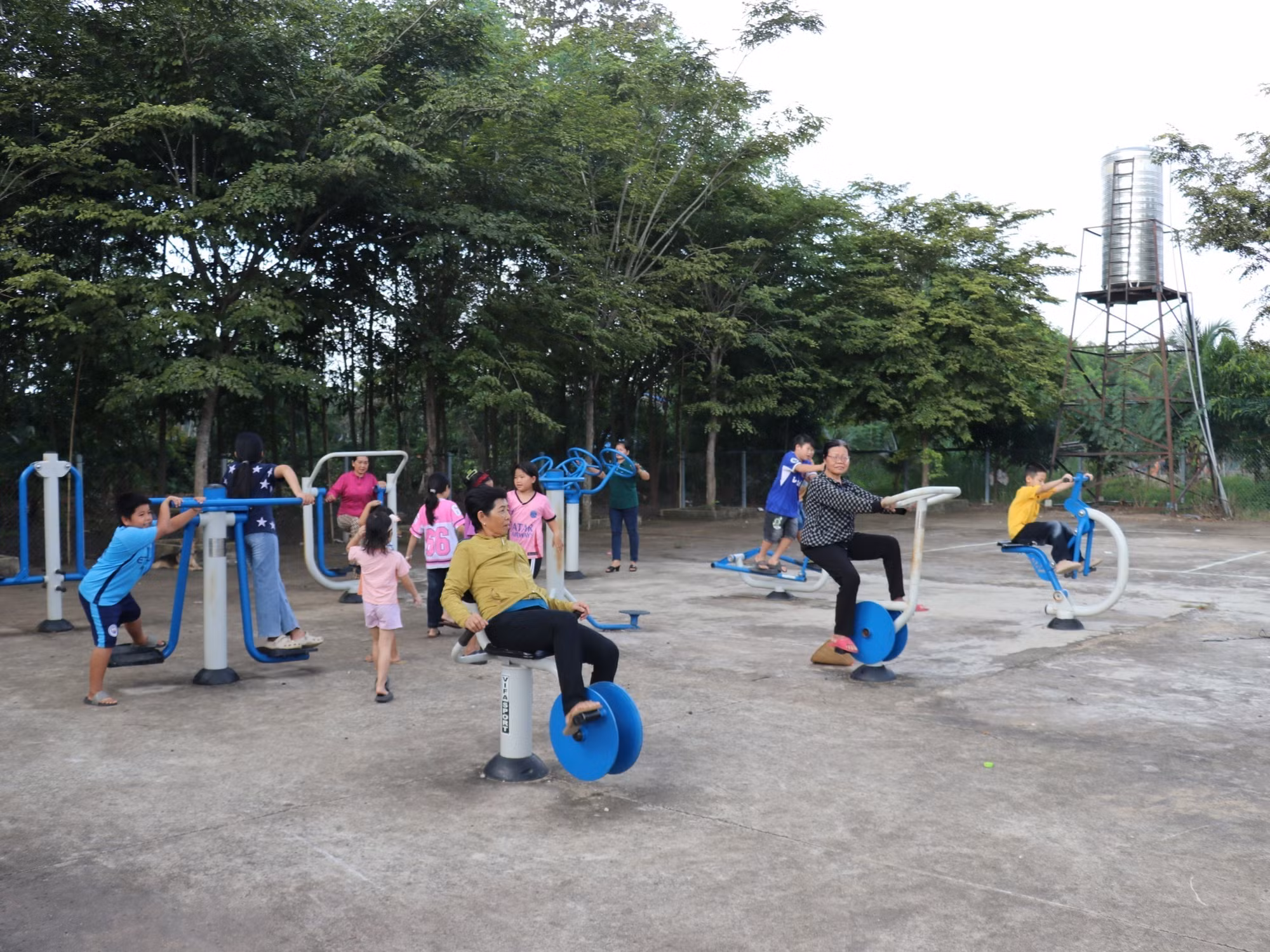 Người dân cùng nhau tham gia rèn luyện sức khỏe tại điểm sinh hoạt cộng đồng khu dân cư biên giới.