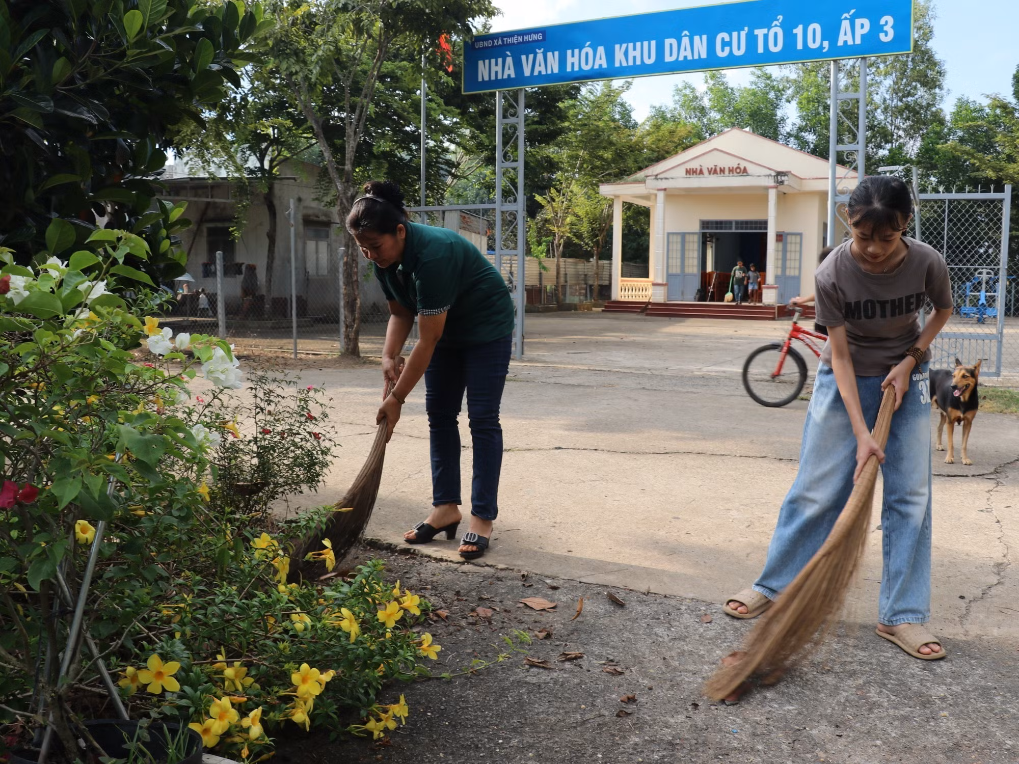 Người dân cùng nhau dọn vệ sinh đường nông thôn khu dân cư biên giới tổ 10, thôn Đoàn Kết, xã Thiện Hưng, thành phố Đồng Nai.