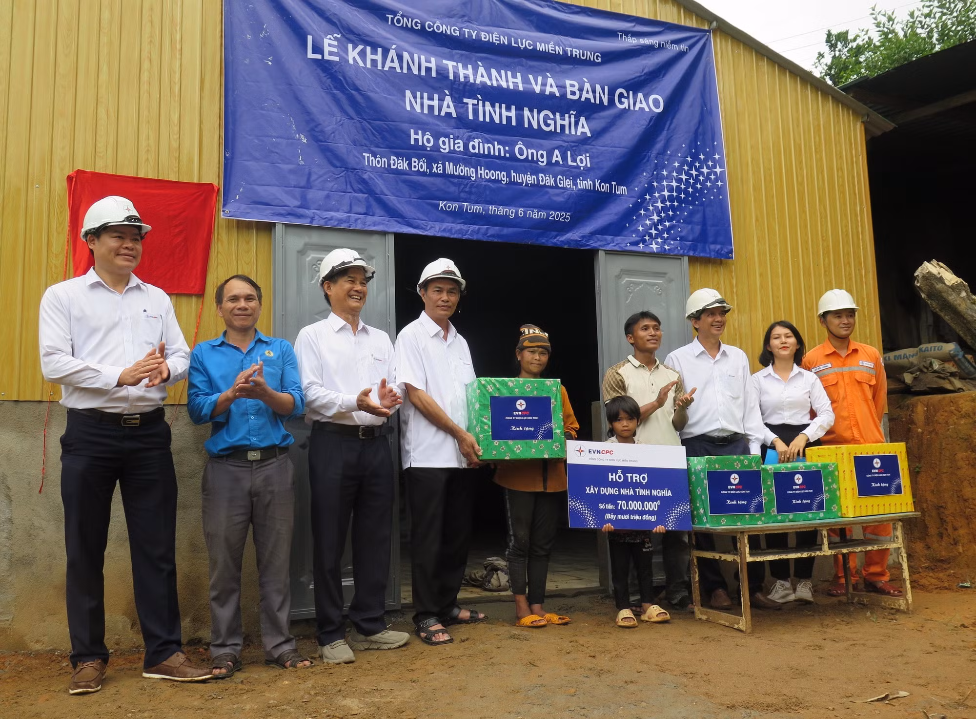 Công ty Điện lực Kon Tum trao nhà tình nghĩa cho gia đình ông A Lợi.