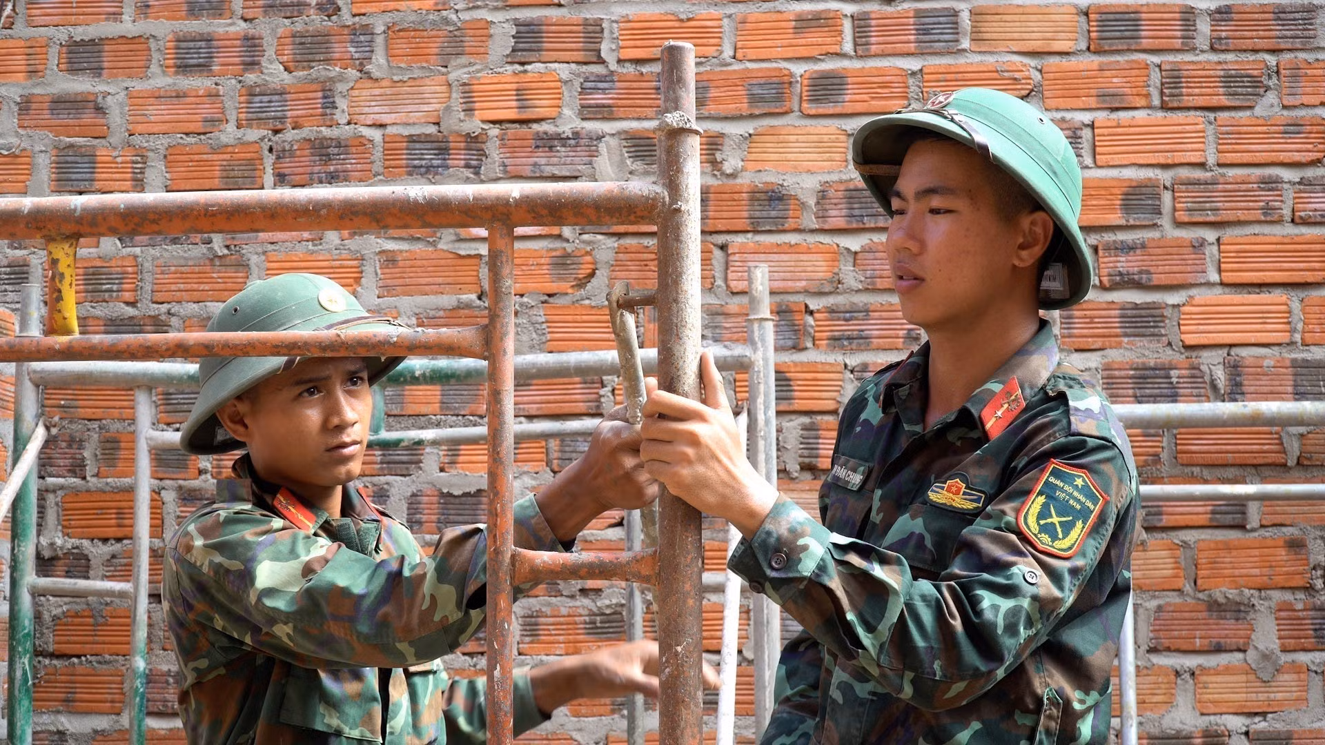 Cán bộ, chiến sĩ Đại đội 17 (Trung đoàn 48, Sư đoàn 320, Quân đoàn 34) hỗ trợ xây nhà cho gia đình ông Nguyễn Văn Tân ở xã Ia Ly, tỉnh Gia Lai.