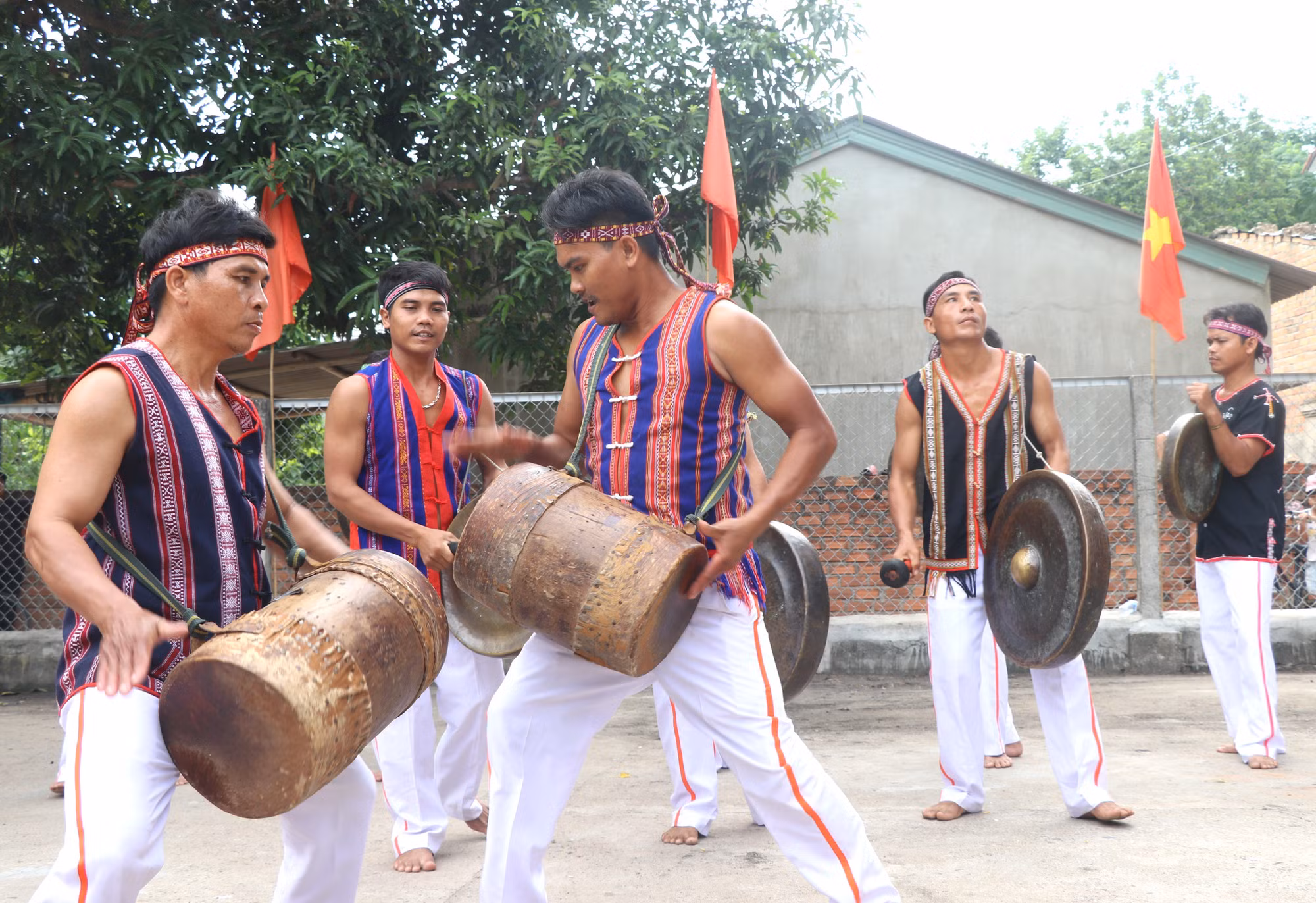 Nghệ nhân thôn Xí Thoại biểu diễn Trống đôi, cồng ba, chiêng năm.