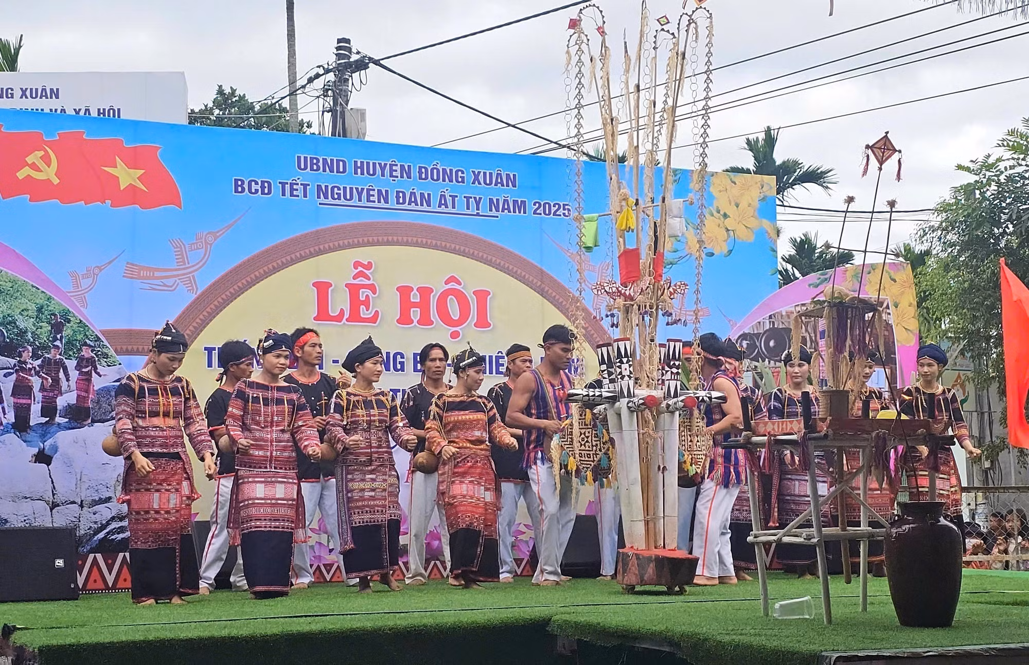 Lễ hội Trống đôi, cồng ba, chiêng năm tại thôn Xí Thoại (xã Xuân Lãnh, tỉnh Đắk Lắk).