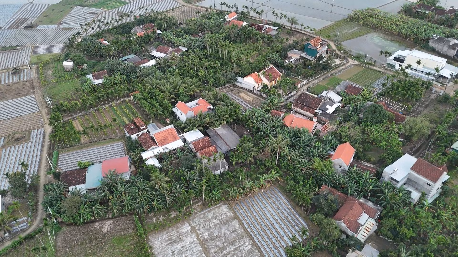 Hàng chục ngôi nhà dân ở xã Long Phụng (Quảng Ngãi) bị tốc mái, hư hại, nay đã được sửa sang lại kiên cố hơn.
